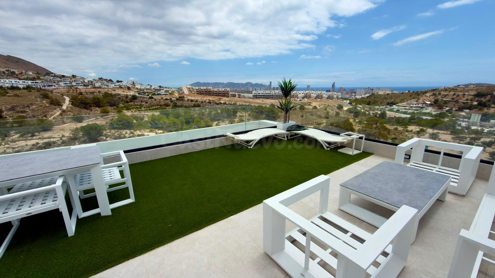 Exclusivo ático dúplex con solárium privado y vistas panorámicas en Finestrat