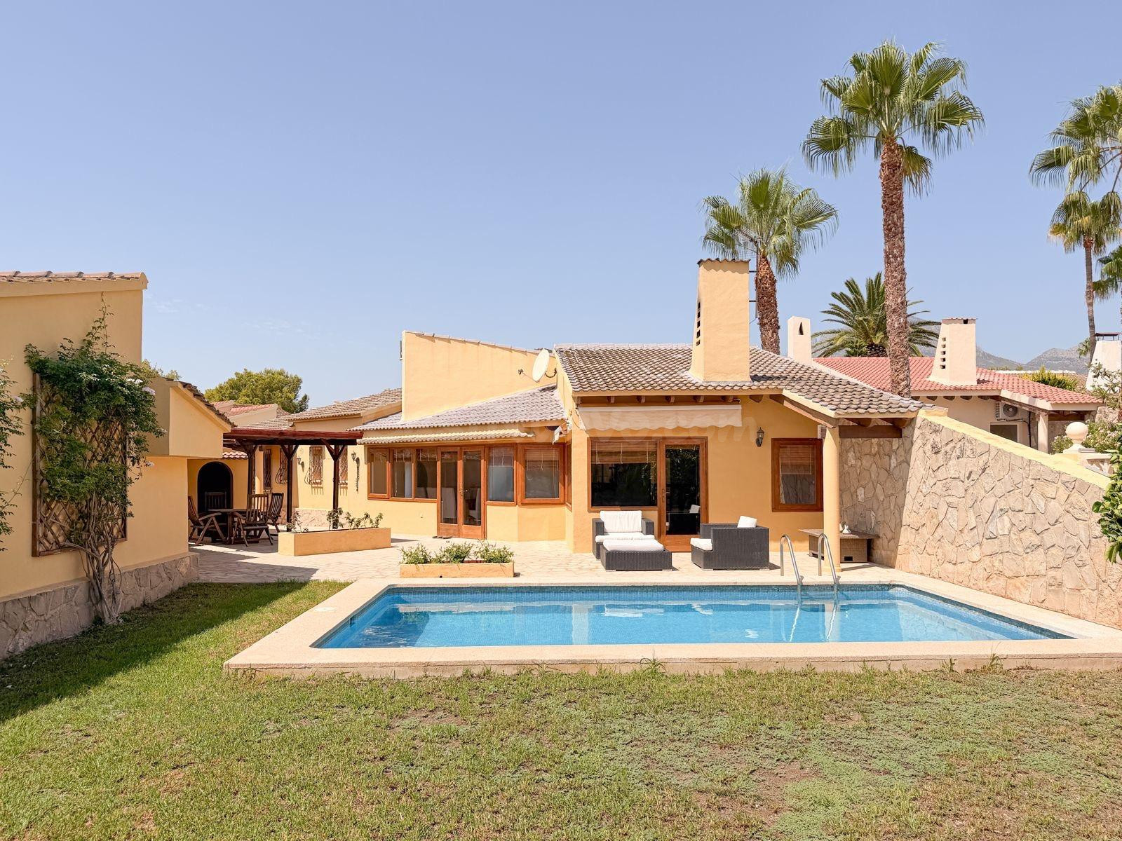 CHALET INDEPENDIENTE EN ALQUILER DE LARGA TEMPORADA EN LA NUCÍA | PISCINA PRIVADA