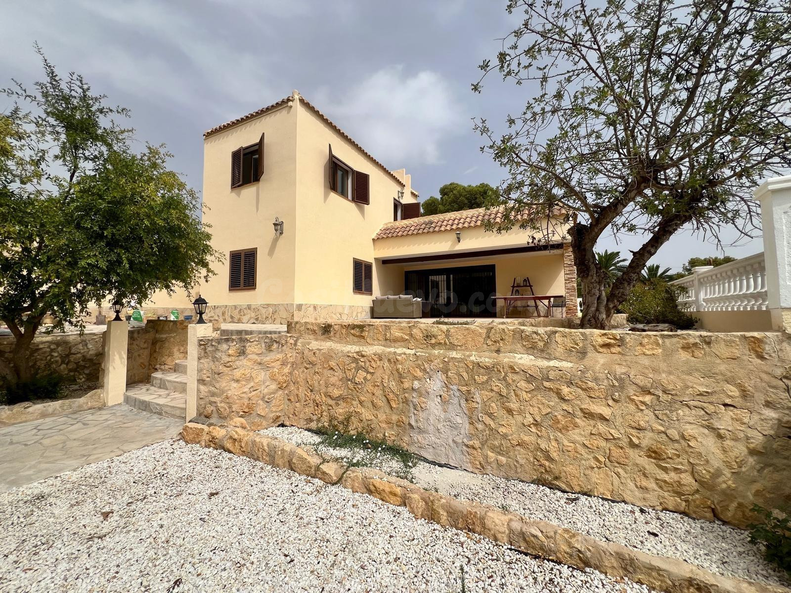 VILLA INDEPENDIENTE EN LA NUCÍA | 5 DORMITORIOS | PISCINA Y JARDÍN PRIVADOS
