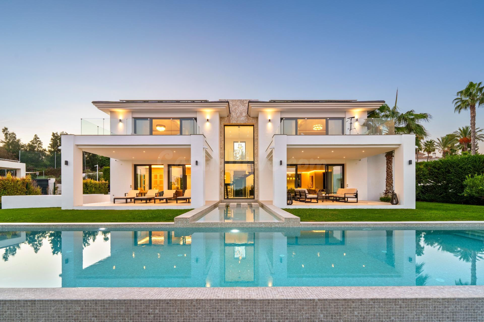 VILLA DE LUJO CONTEMPORÁNEA EN LA QUINTA, BENAHAVÍS – VISTAS PANORÁMICAS ABIERTAS – PISCINA PRIVADA Y AMPLIAS TERRAZAS