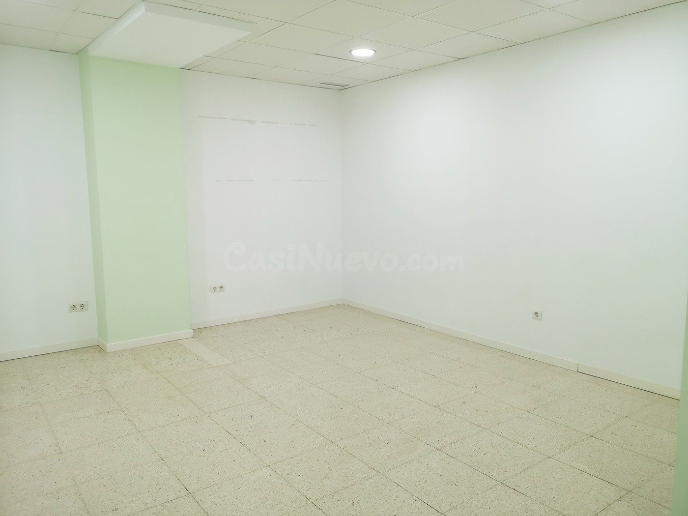 Entresuelo comercial con una superficie de 180 m2 en la zona de Chimeneas - San Fermín, Elche.
