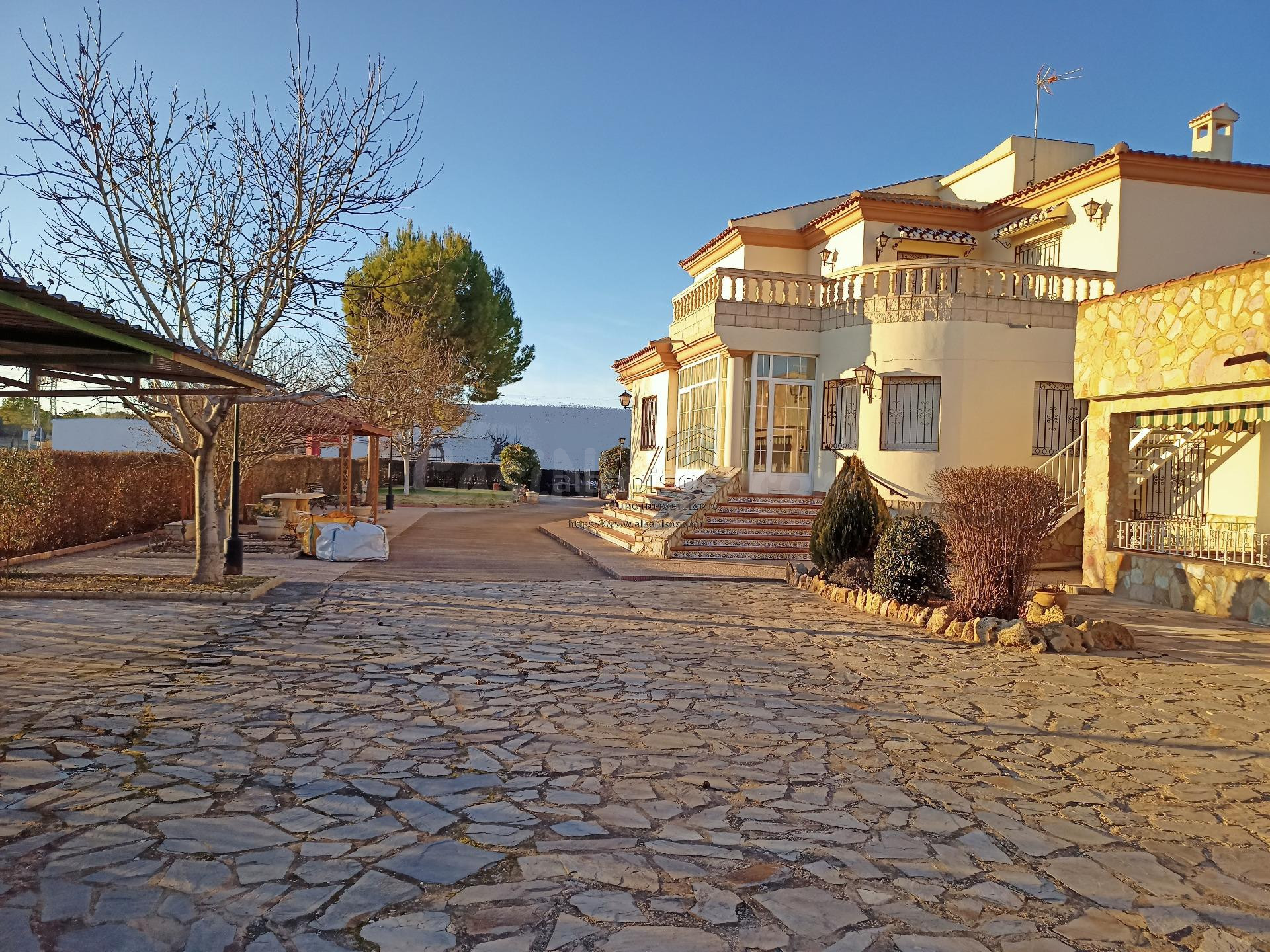 ESPECTACULAR Y EXCLUSIVO CHALET-RESIDENCIA CON PARCELA DE 23