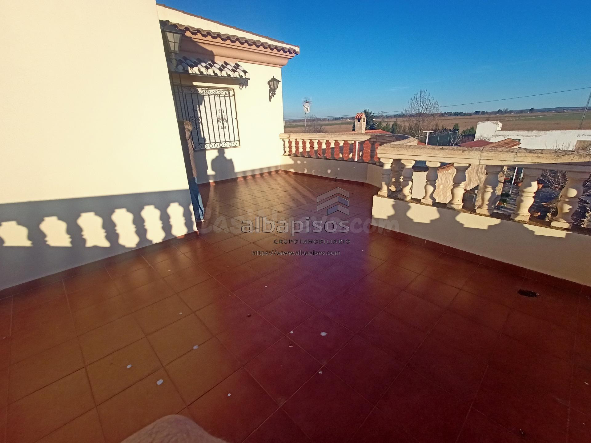 ESPECTACULAR Y EXCLUSIVO CHALET-RESIDENCIA CON PARCELA DE 23 - foto 2