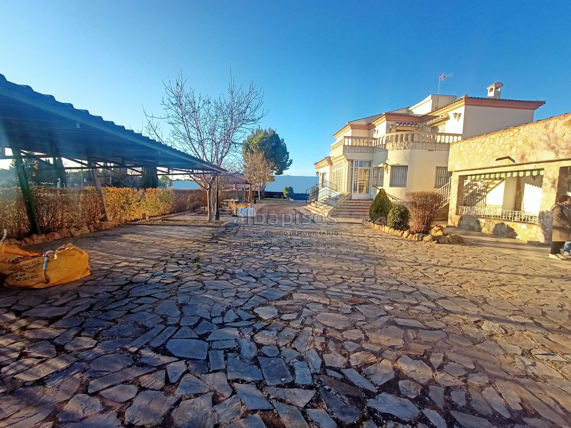 ESPECTACULAR Y EXCLUSIVO CHALET-RESIDENCIA CON PARCELA DE 23 - foto 4