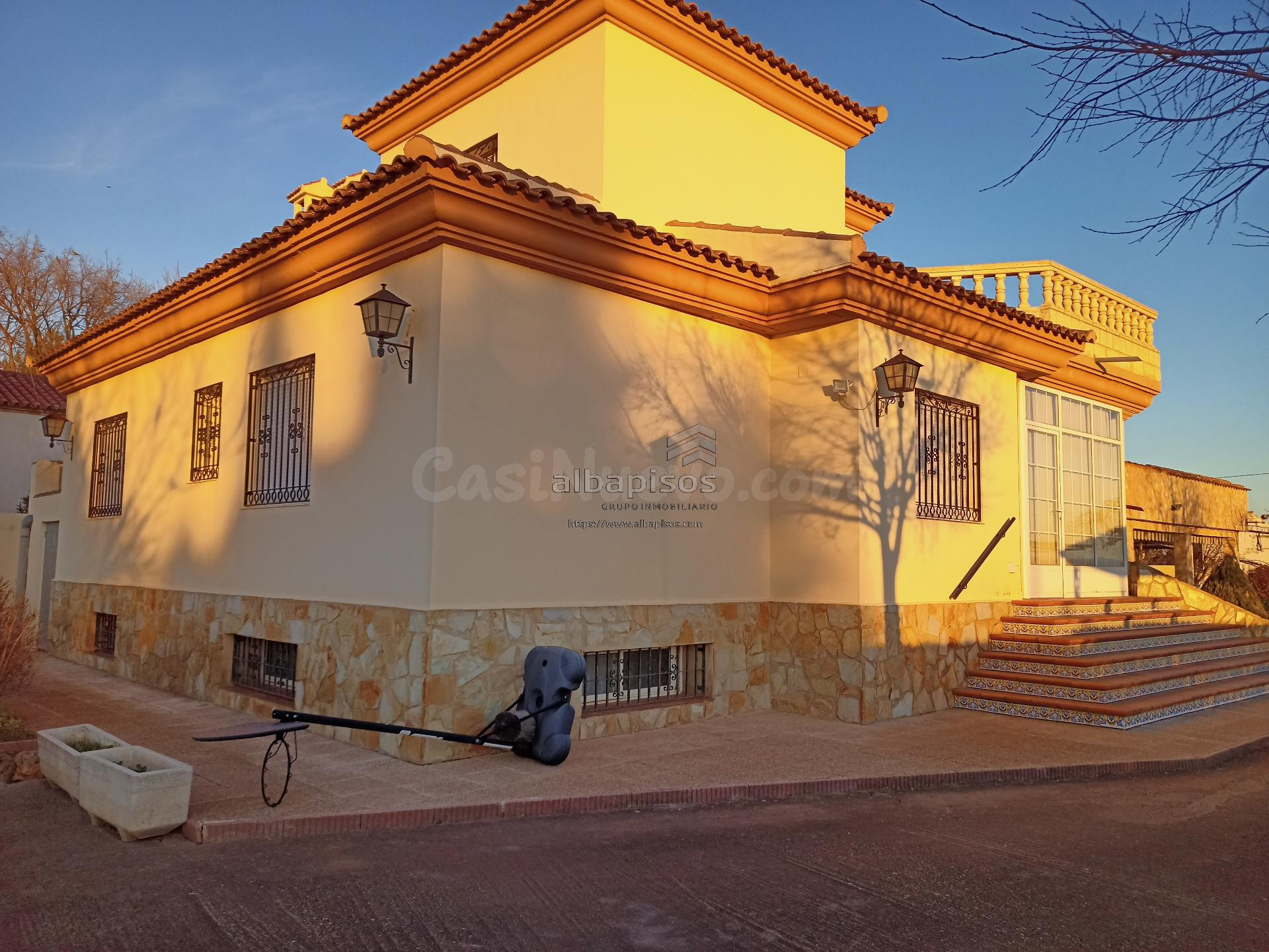 ESPECTACULAR Y EXCLUSIVO CHALET-RESIDENCIA CON PARCELA DE 23 - foto 5