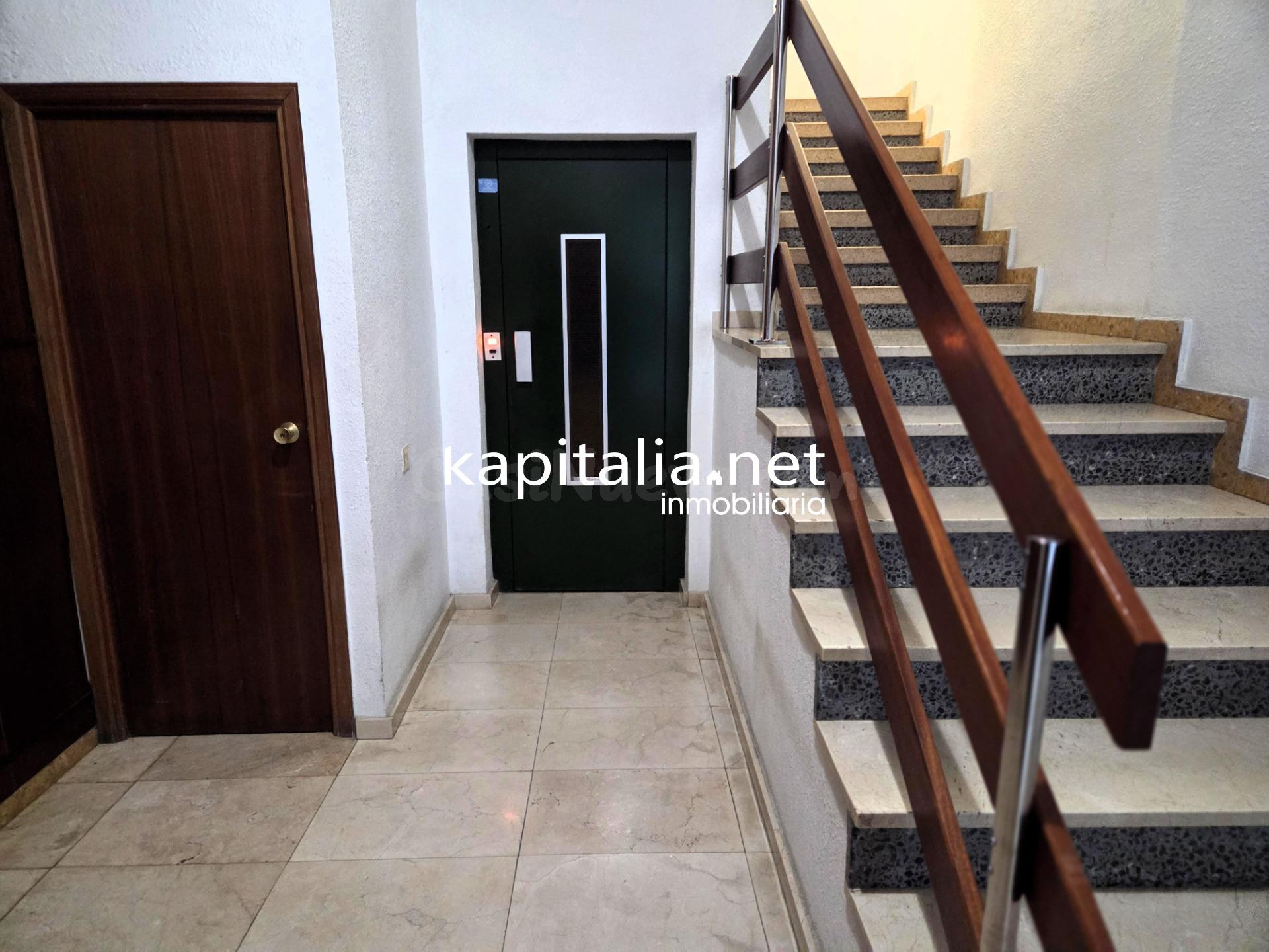 Amplio  Piso con patio a la venta en Ontinyent - Sant Josep - foto 2