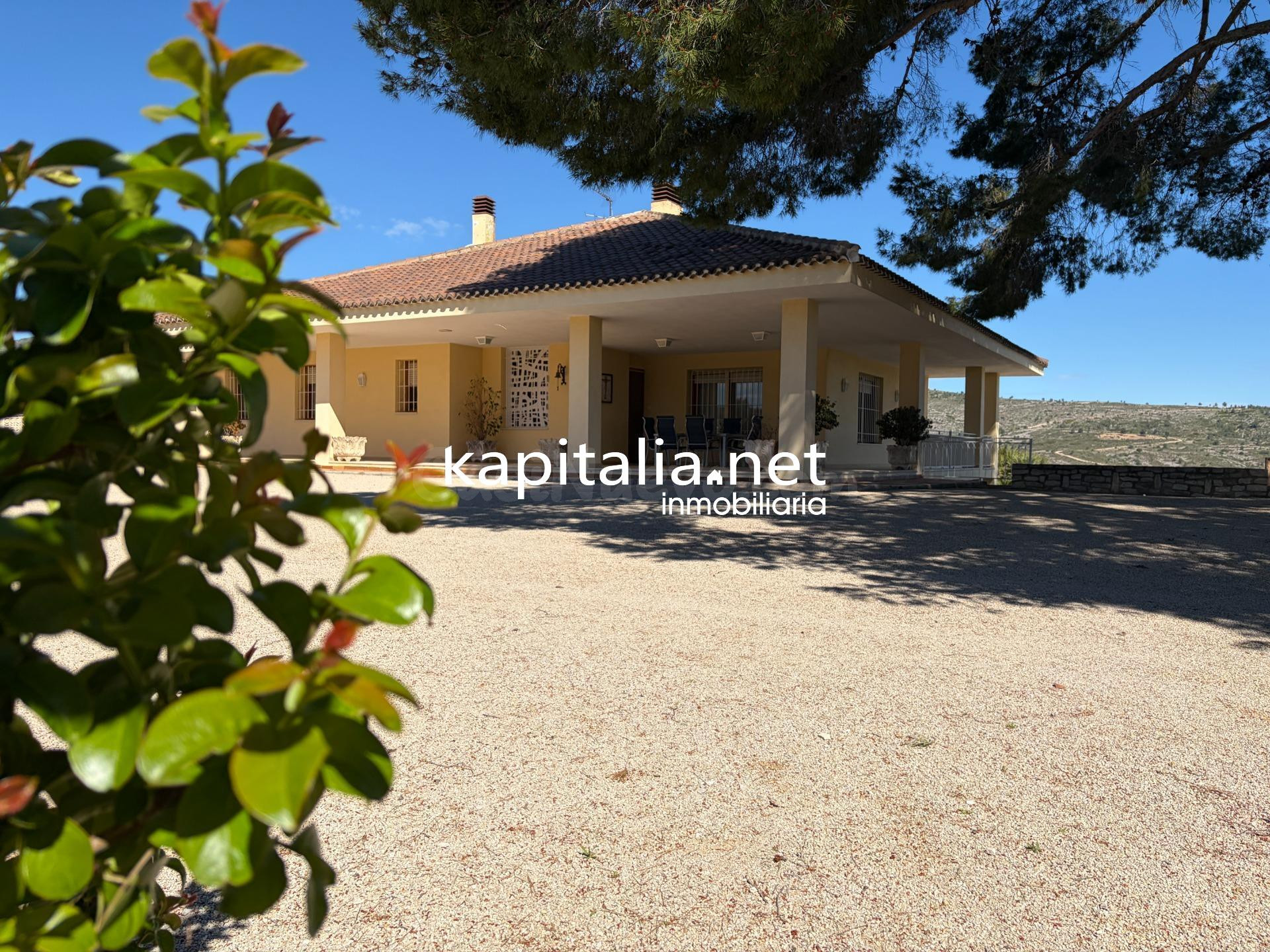 ESPECTACULAR CHALET CON DOS POSIBLES VIVIENDAS EN ONTINYENT Y MAGNIFICAS VISTAS A LA MONTAÑA