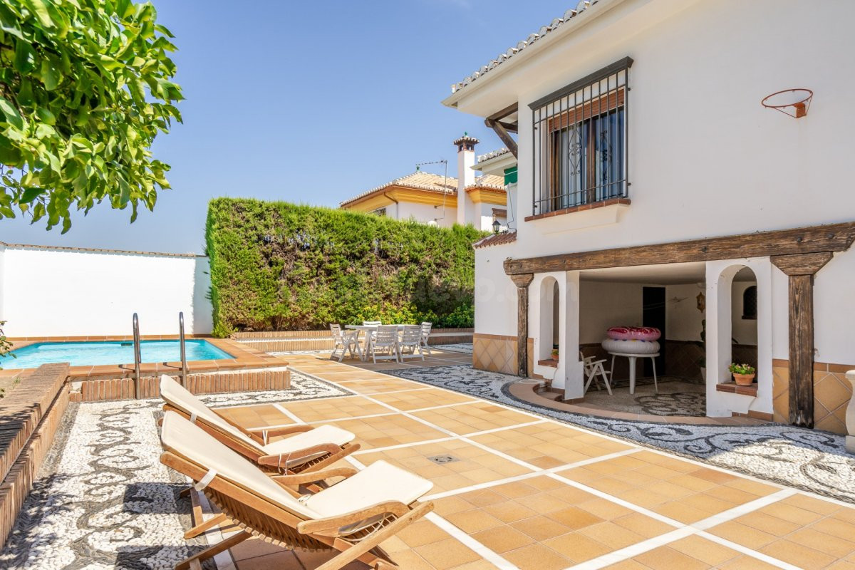 CHALET EXCLUSIVO EN  UNA SOLA PLANTA EN EL CENTRO DE LA ZUBIA 5 DORMITORIOS, PISCINA  Y GARAJE