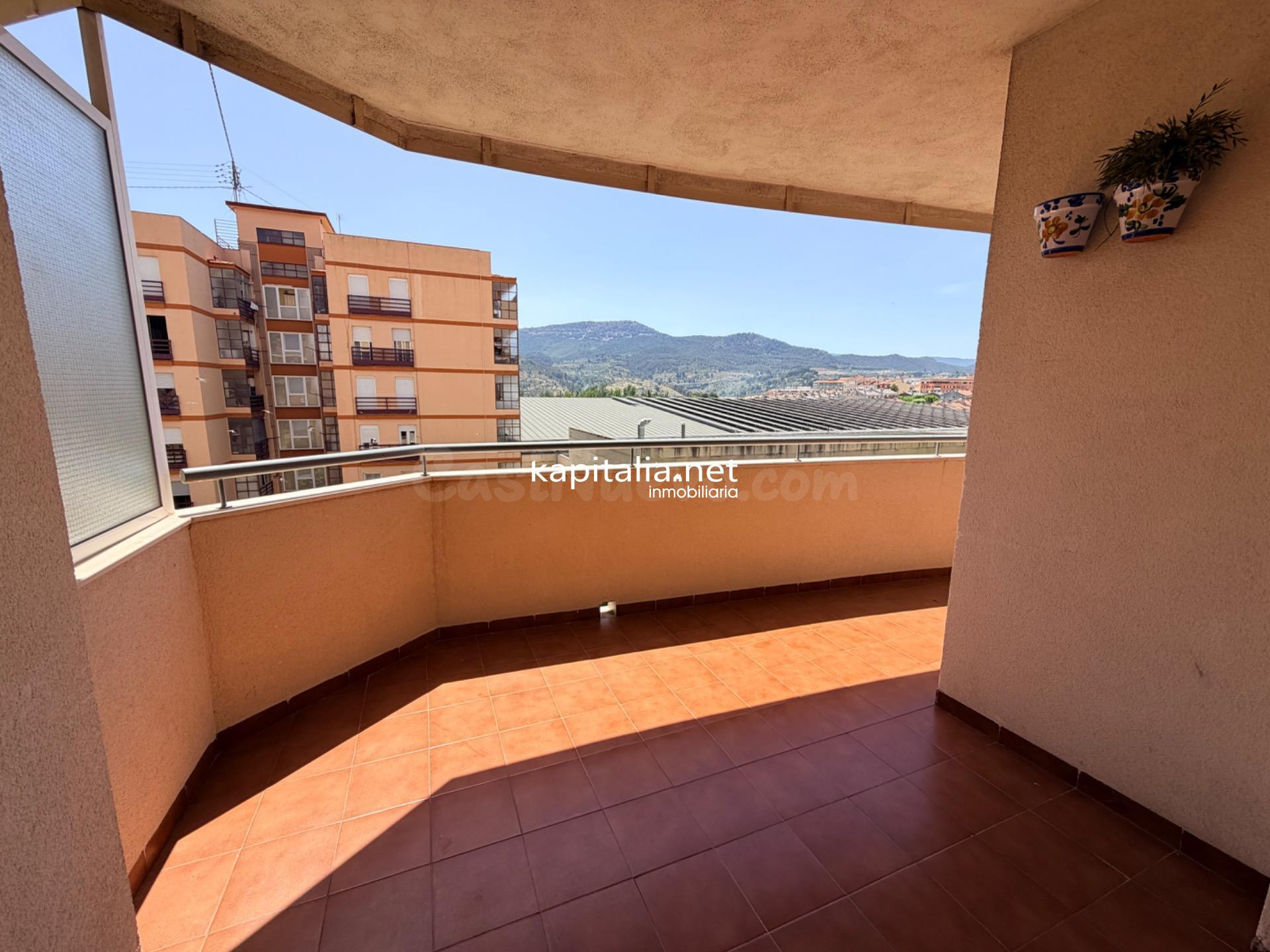 Piso con vistas en urbanización con piscina