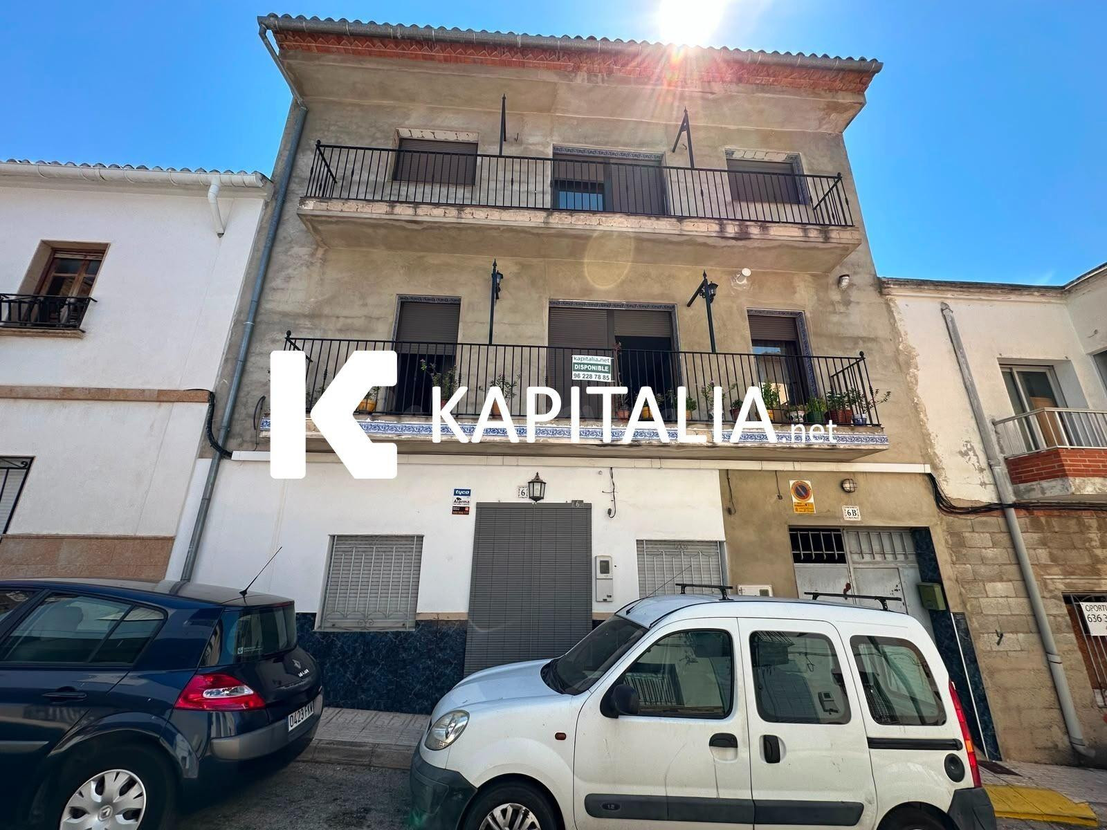 ¡Amplia casa en VENTA en Llutxent con garaje, balcón y un sinfín de posibilidades!