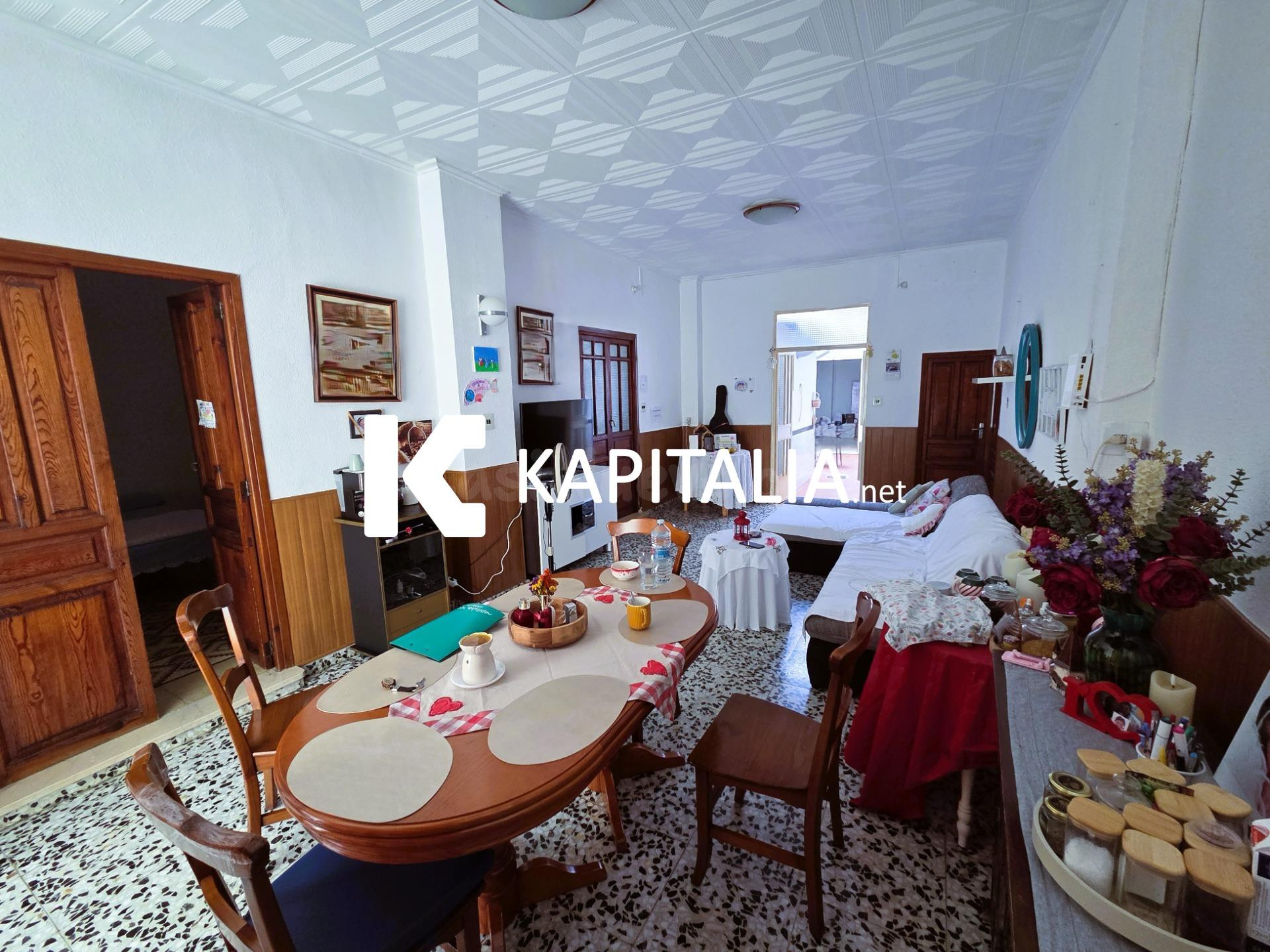 Gran casa a la venta en planta baja con patio y buhardilla - foto 2