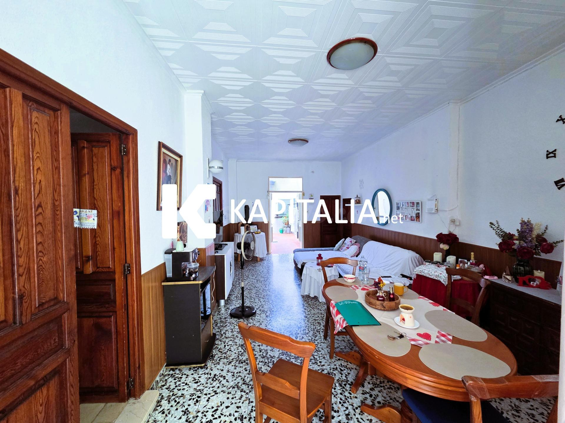 Gran casa a la venta en planta baja con patio y buhardilla - foto 3