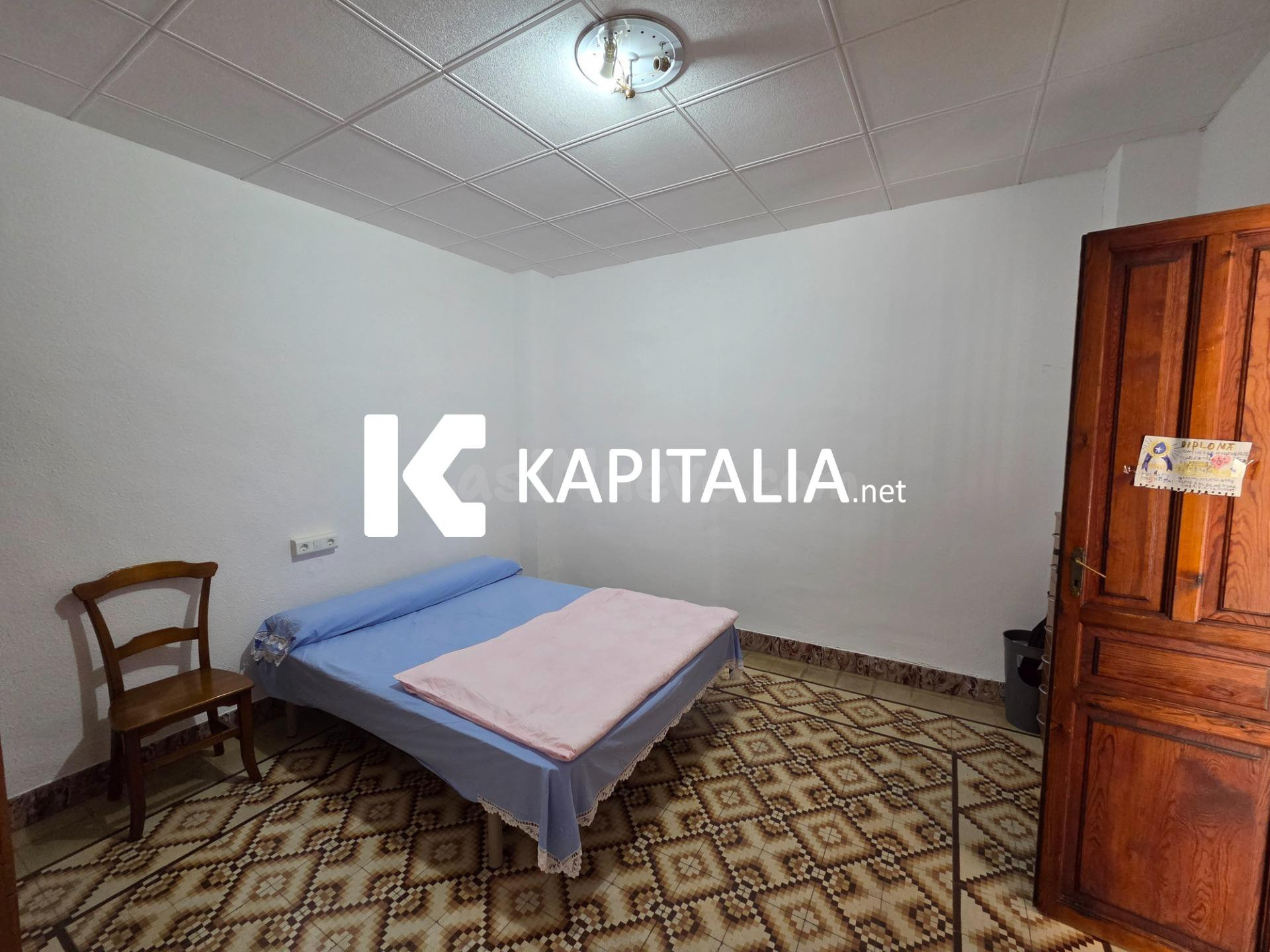 Gran casa a la venta en planta baja con patio y buhardilla - foto 5