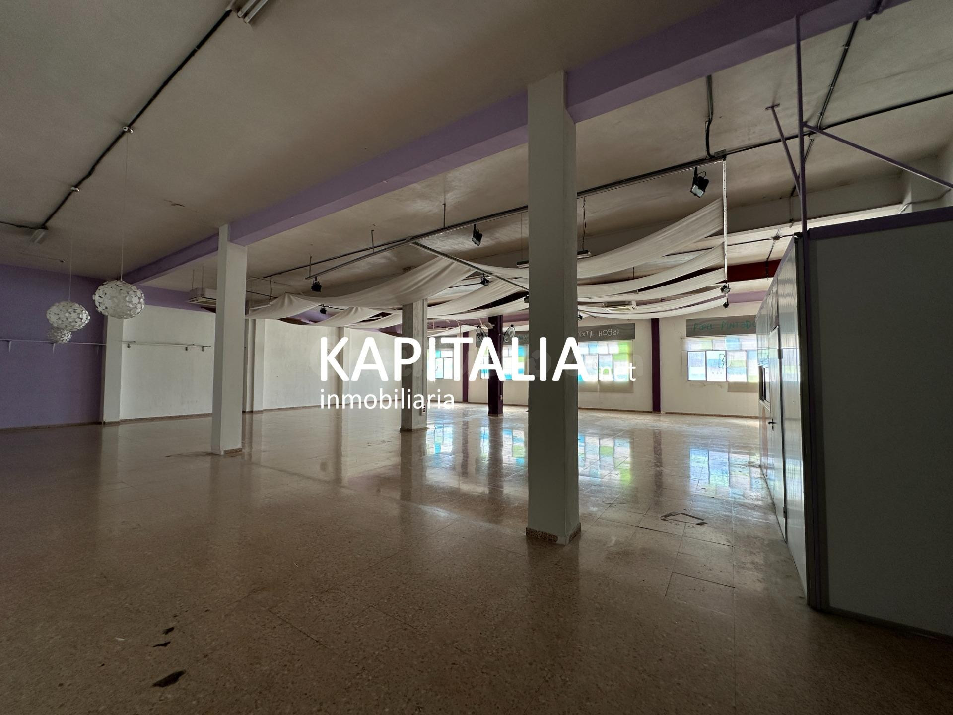 Oportunidad Única: Gran Local Comercial y Almacén (1.000 m2  - foto 4