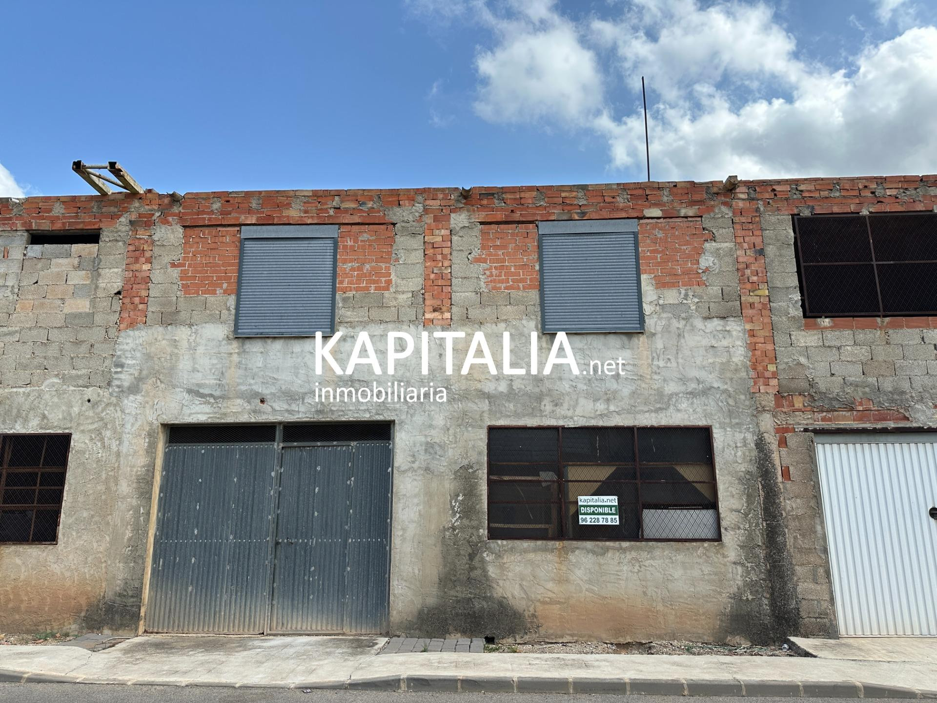 Casa y solar en VENTA en Sellent con posibilidad de crear 2 viviendas, patio y gran potencial