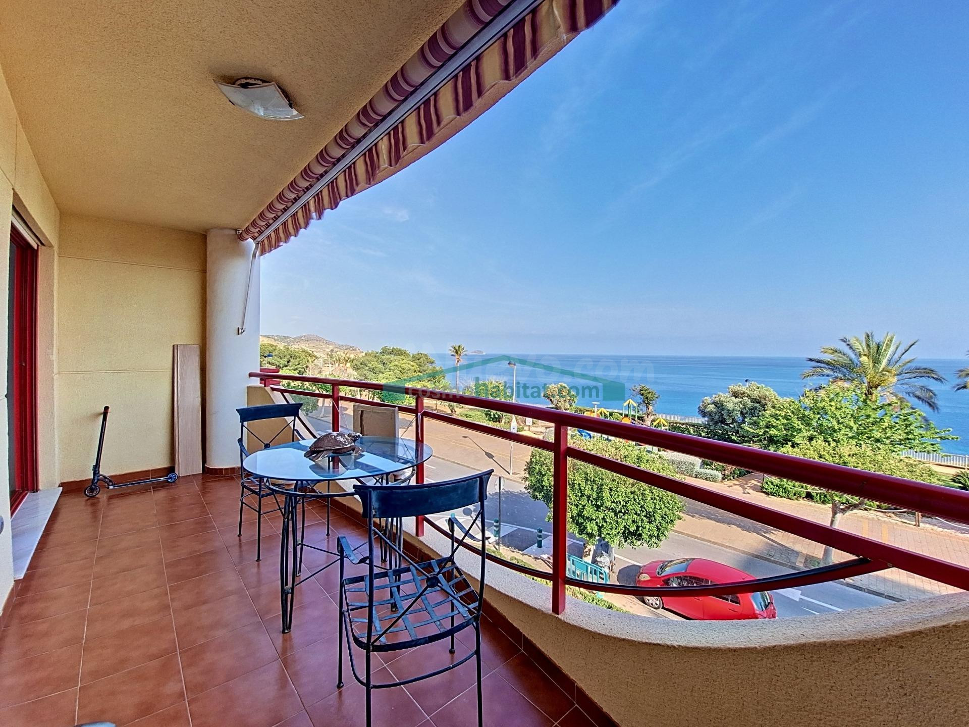 Piso en venta en La Vila Joiosa con vistas al mar, piscina y ascensor