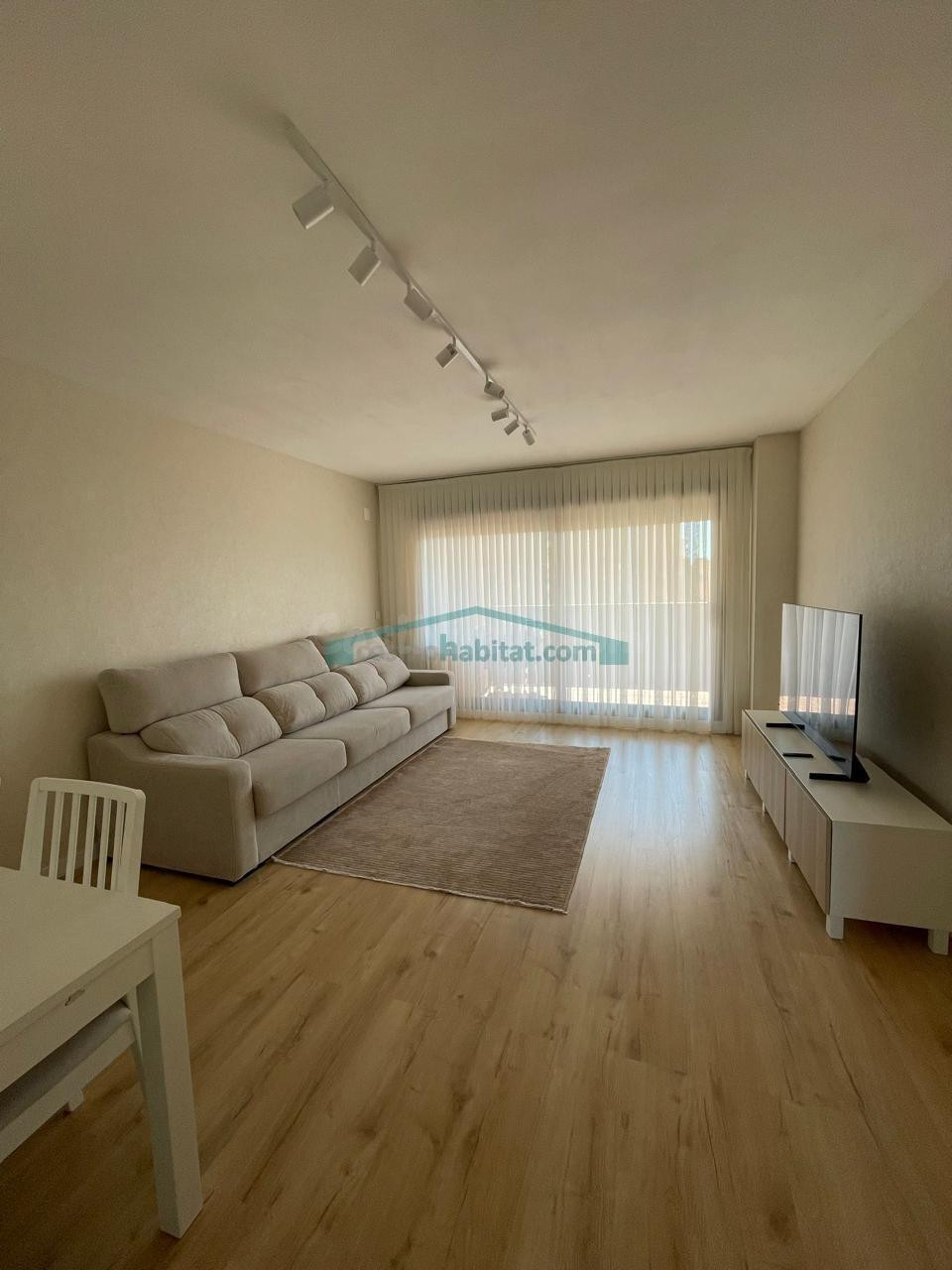 Apartamento reformado con vistas al mar, terraza y garaje a solo 300 metros de la playa