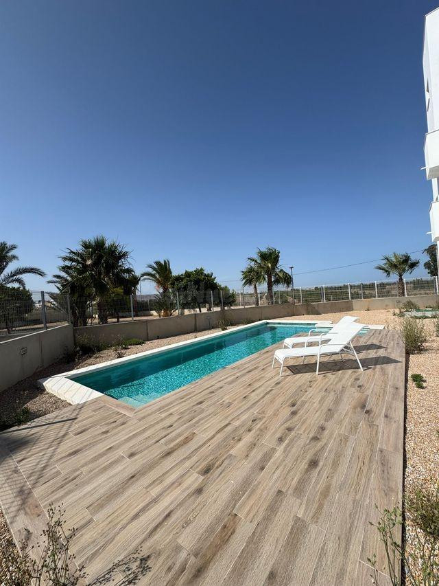 Exquisita Villa en Los Alcázares - ¡Listo para Entrar a Vivir! ✨