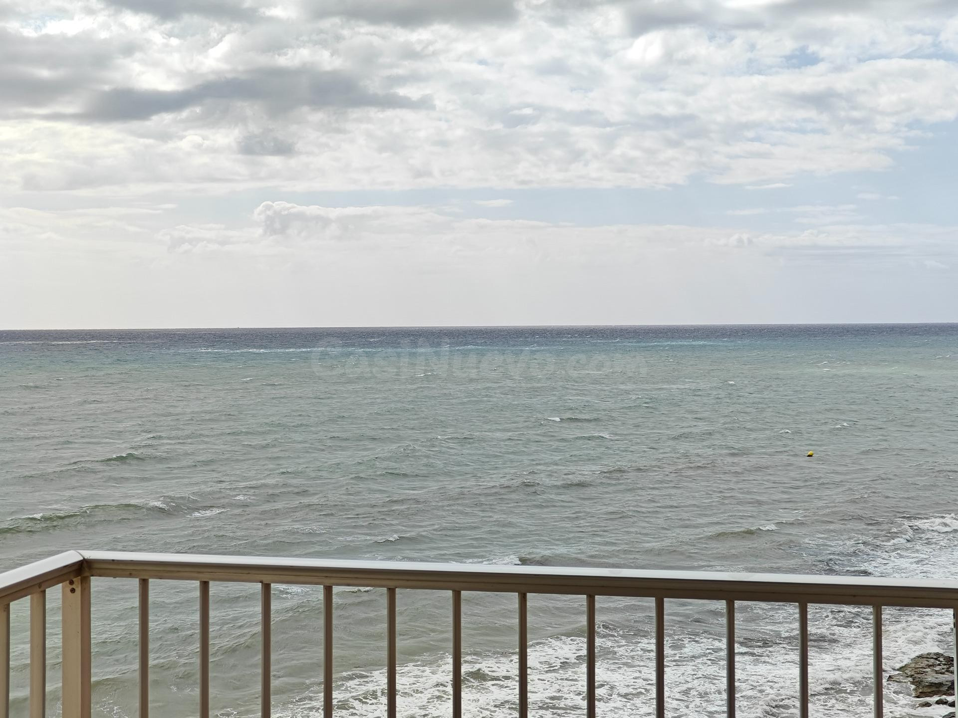 Se vende fantástico piso en primera línea con vistas al mar en la Playa del Cura Torrevieja