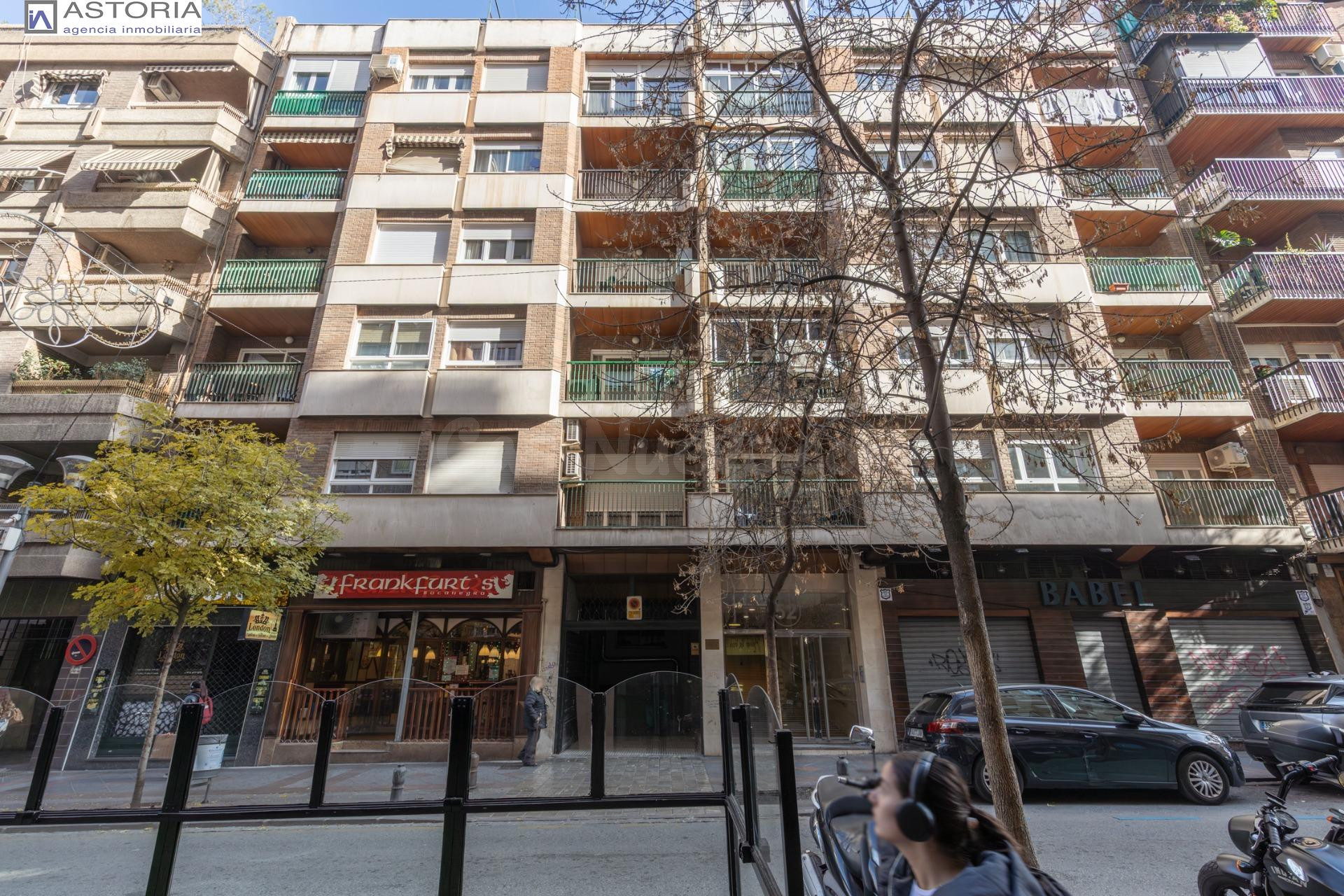 Piso en venta en pleno centro de Granada – Planta alta, garaje opcional y gran potencial de reforma