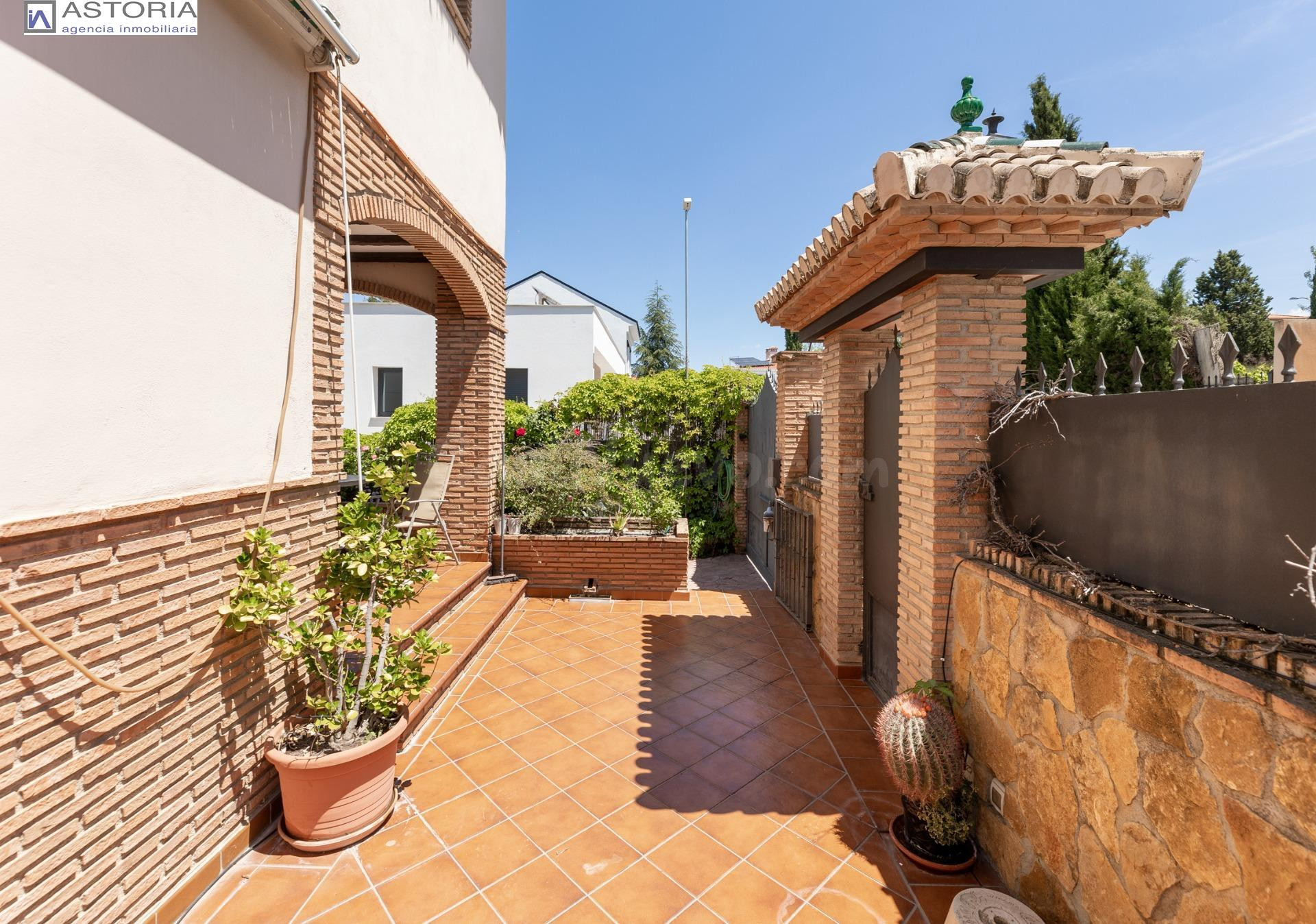 Chalet independiente con piscina privada en Barrio de Monachil – Vistas espectaculares y gran parcela.