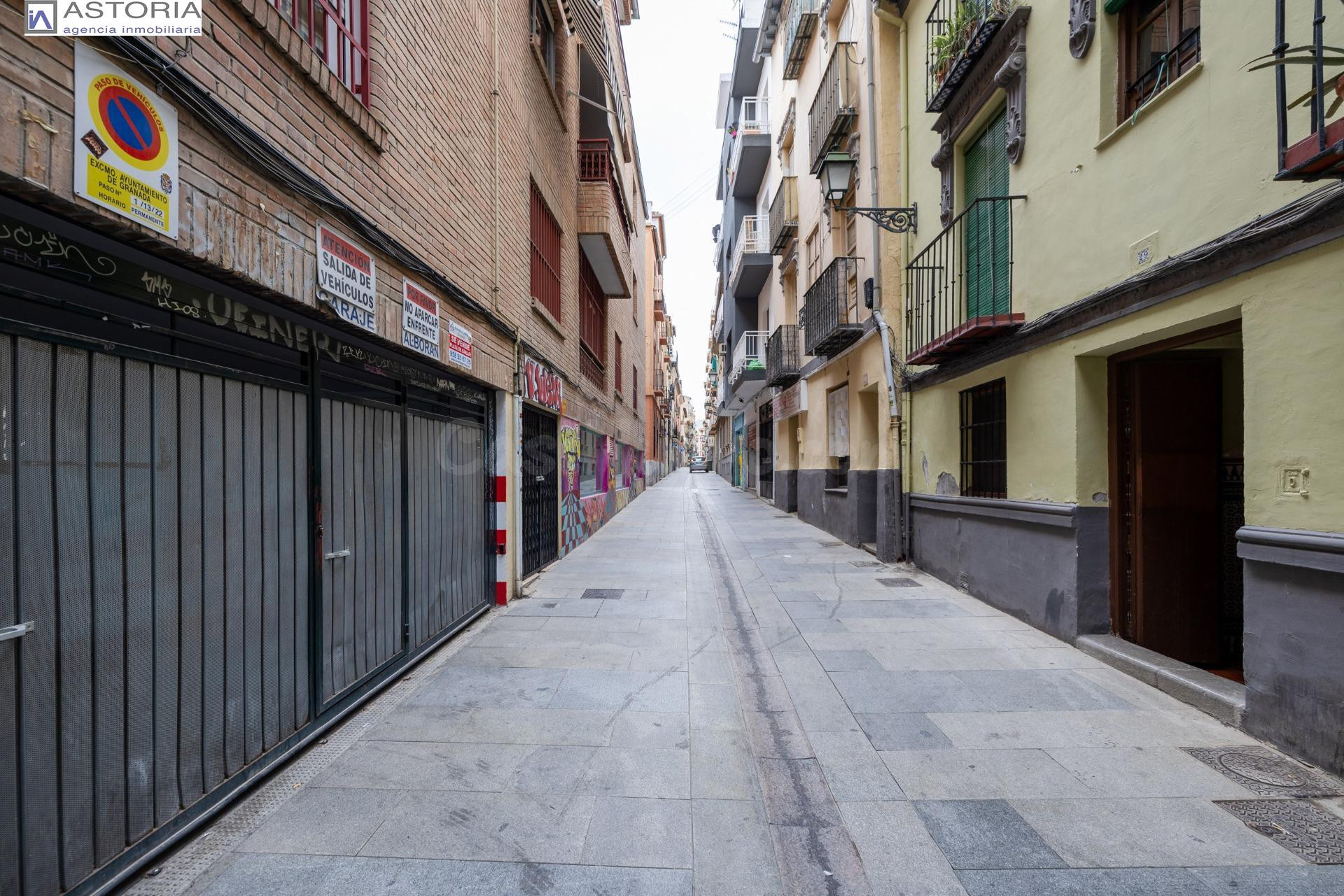 SE VENDE PLAZA DE GARAJE PARA COCHE PEQUEÑO JUNTO PLAZA GRACIA Y RECOGIDAS