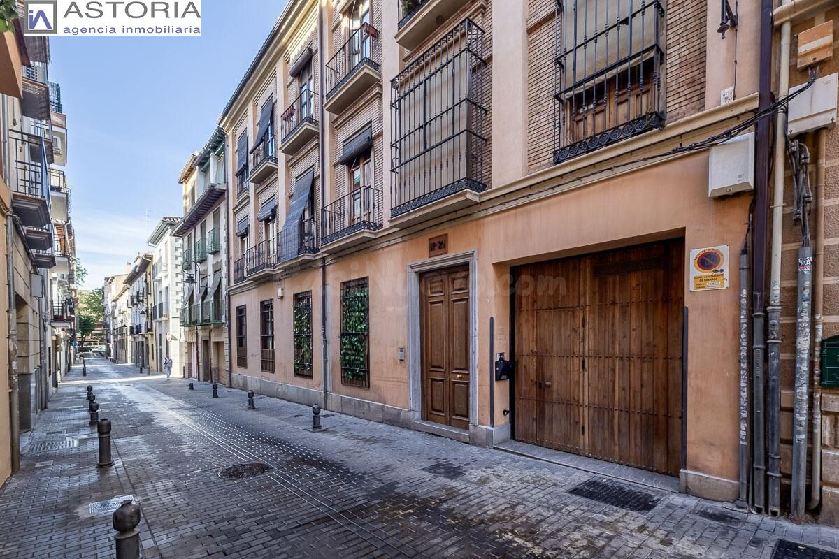 Garaje y Trastero en el Corazón de Granada
