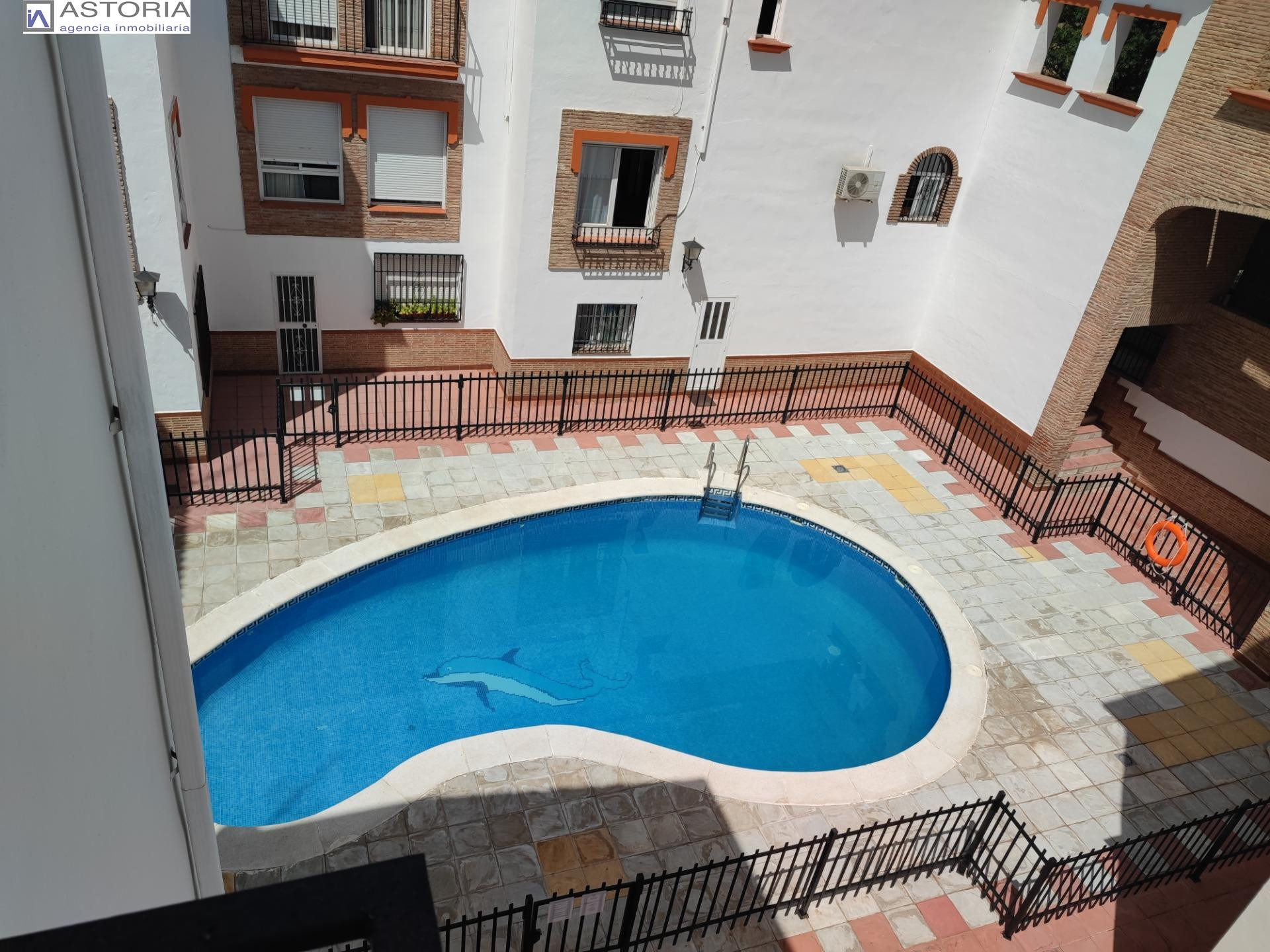 En venta casa adosada con garaje en residencial con piscina junto estación de autobuses