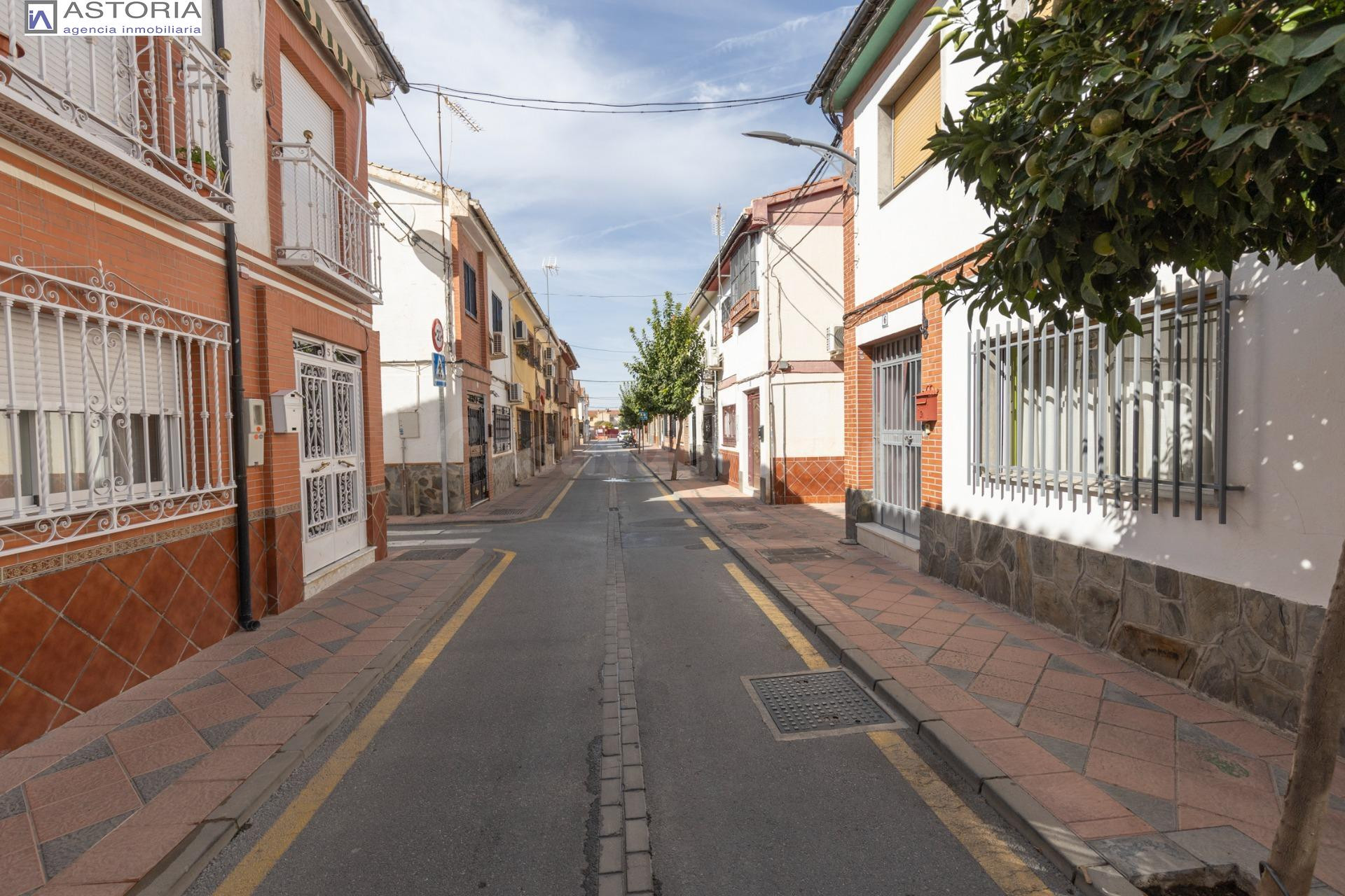 BONITA CASA HACIENDO ESQUINA EN CALLE GOYA (ARMILLA)