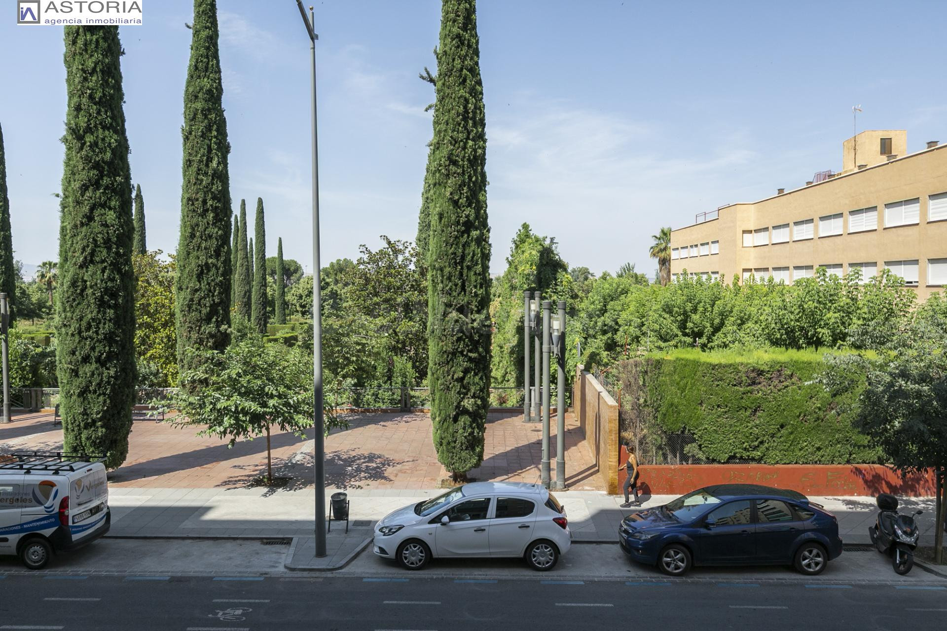 Espectacular Piso Reformado con Vistas Despejadas al Parque García Lorca (Zona Ronda - Arabial)