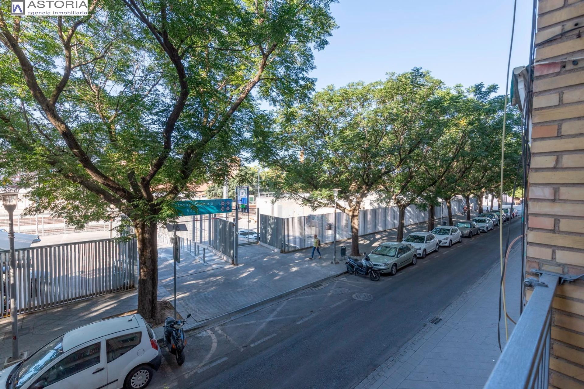 Amplia vivienda de 4 dormitorios con plaza de garaje opcional en Granada