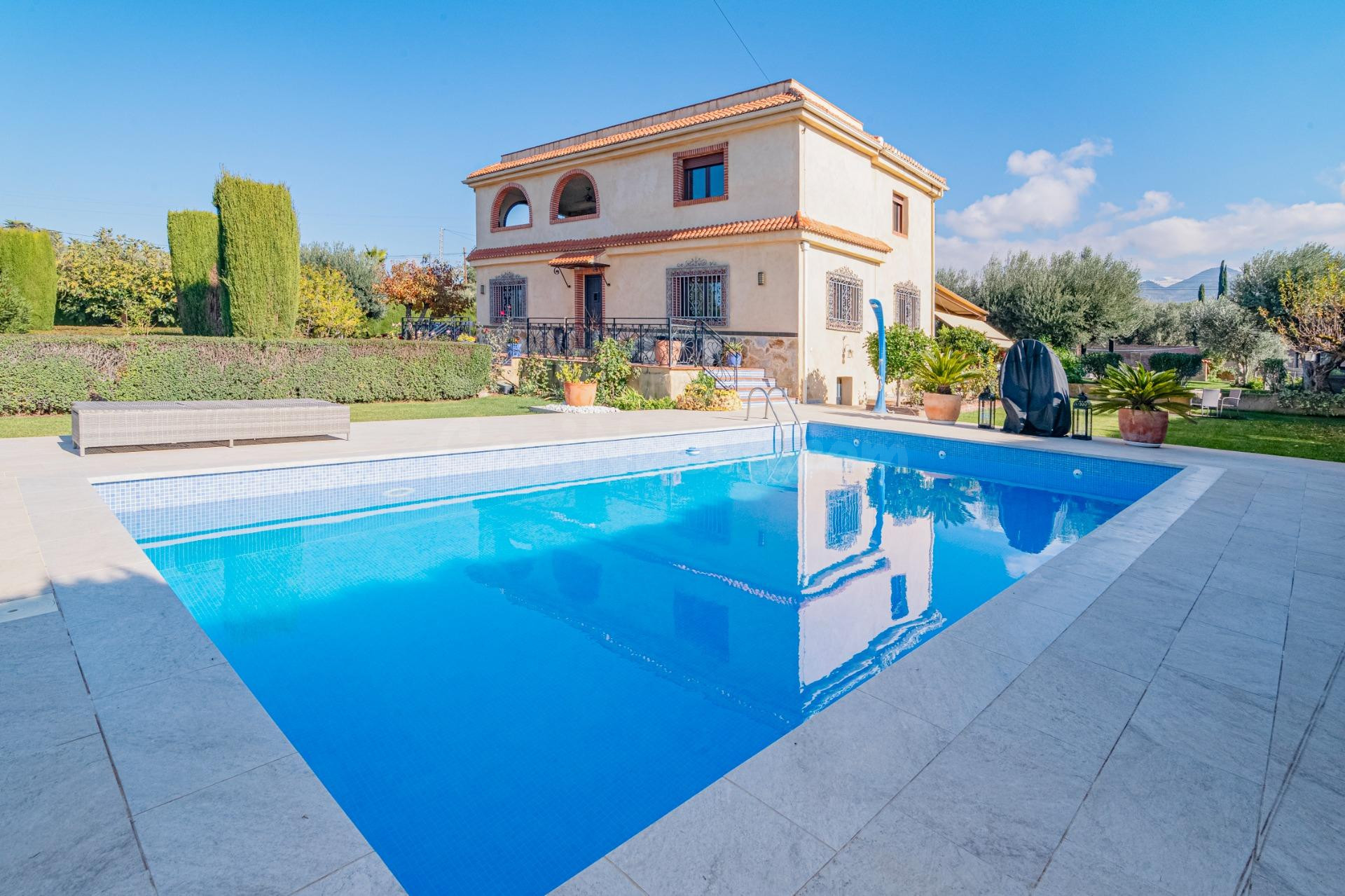 GRAN VILLA EN GOJAR, CON UNA PARCELA DE MAS DE 2142 METROS, 307 METROS DE VIVIENDA, EXCELENTES CALIDADES, MARAVILLOSAS ZONAS AJARDINADAS, ESTA VIVIENDA TIENE TODO LO DESEADO, EN PLENA NATURALEZA, SE R