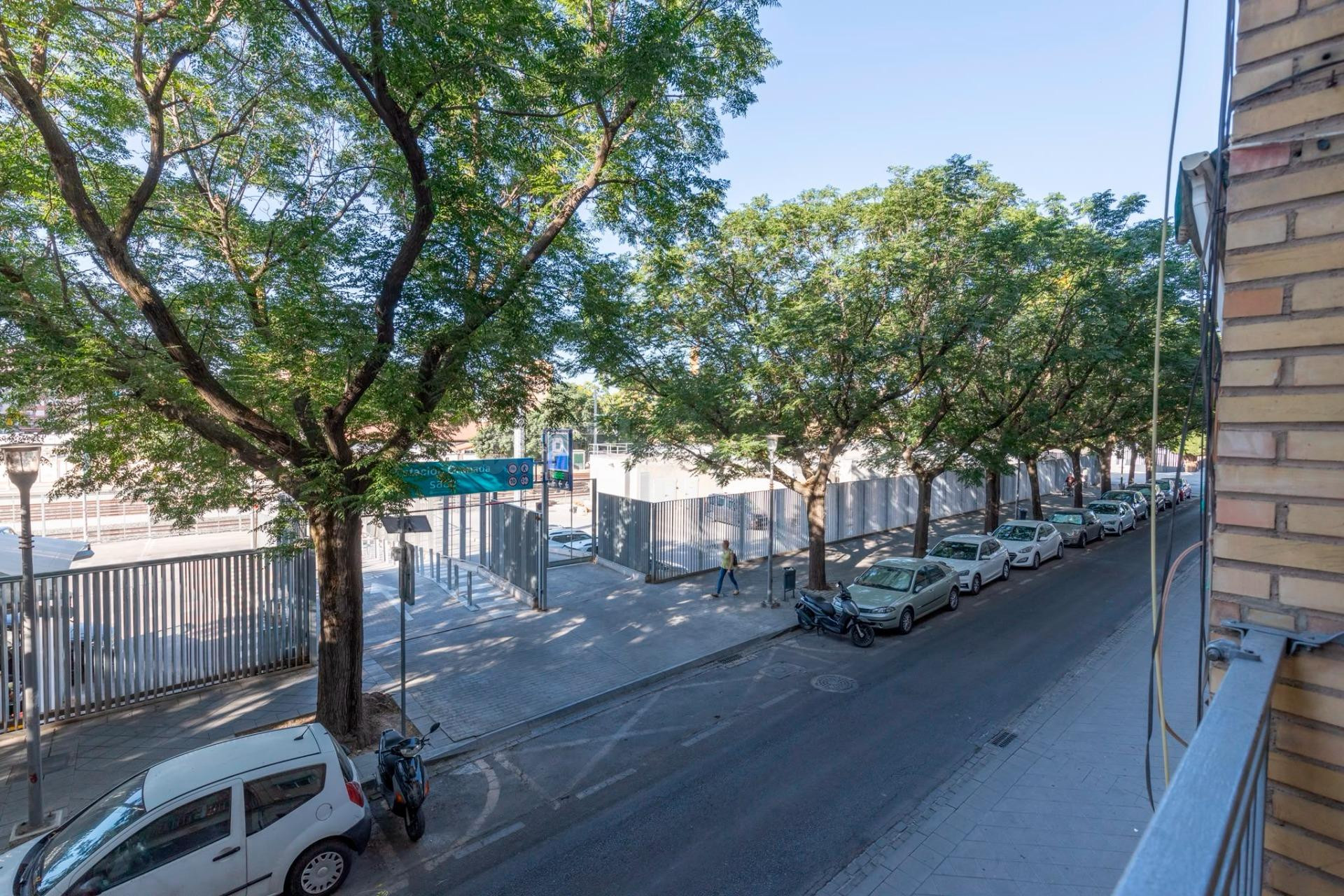 Amplia vivienda de 4 dormitorios con plaza de garaje opcional en Granada