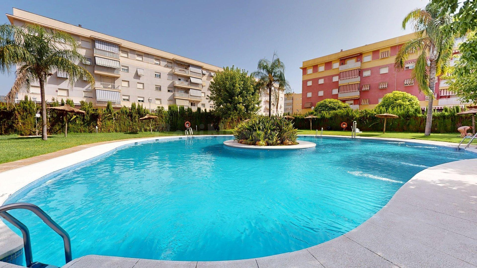 GRAN OPORTUNIDAD, ZONA ARROYO DEL MORO. AMPLIA VIVIENDA DE VPO DE 4 DORMITORIOS CONVERTIDO EN 3 DORMITORIOS, VESTIDOR, 2 BAÑOS, TERRAZA, AMPLIAS ZONAS COMUNES CON PISCINA, AMPLIA PLAZA DE GARAJE Y TR