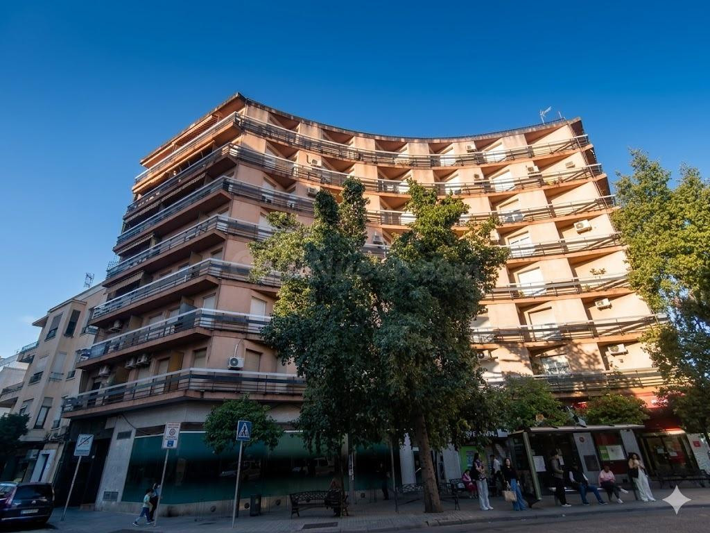 IMPRESIONANTE VIVIENDA EXTERIOR EN PLENA PLAZA DE COSTA SOL