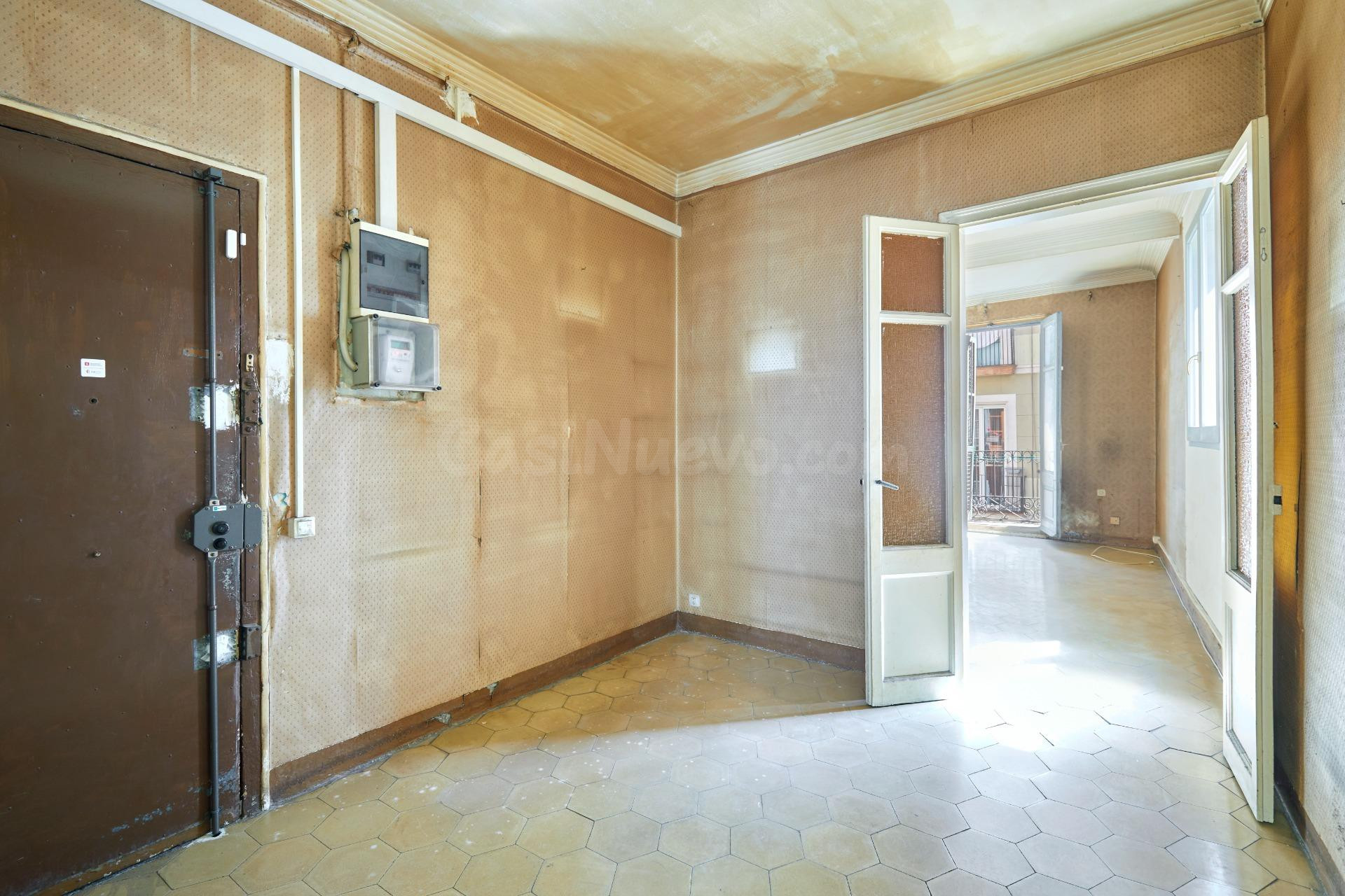 Piso exterior a tres vientos junto al Paralelo