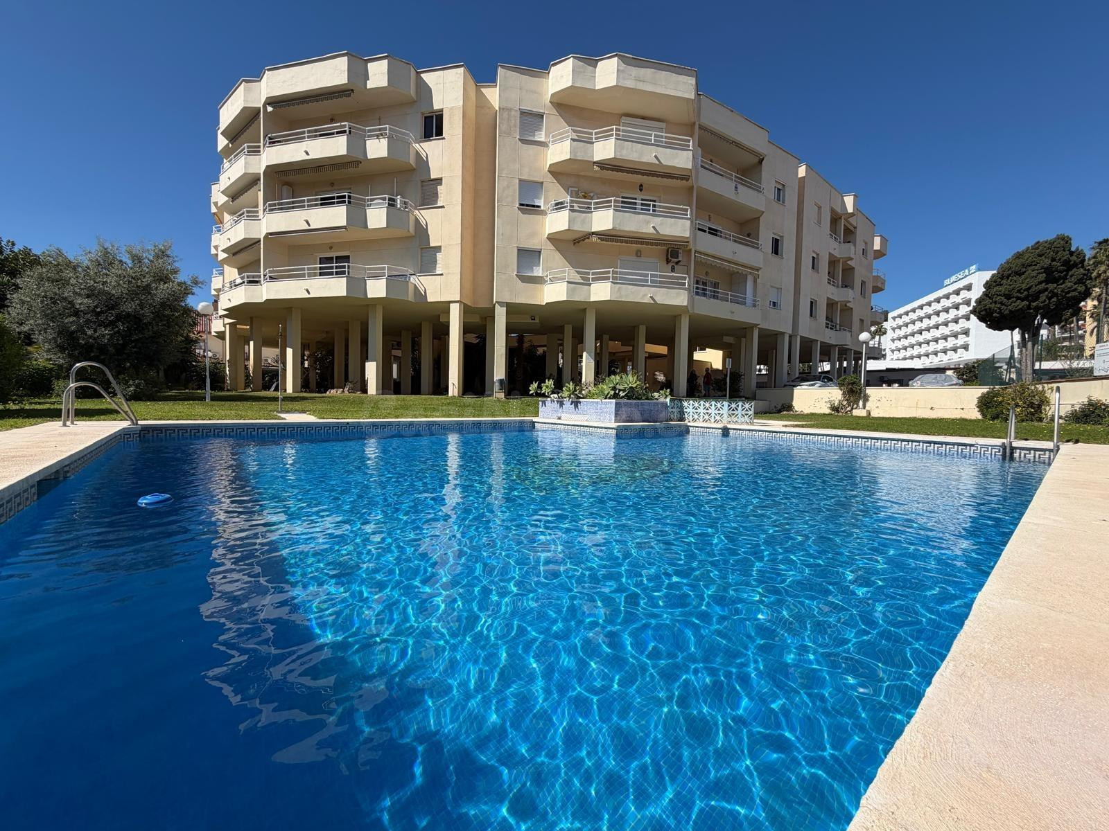 Exclusiva vivienda con gran terraza, garaje y piscina en Avenida Carlota Alessandri – Torremolinos