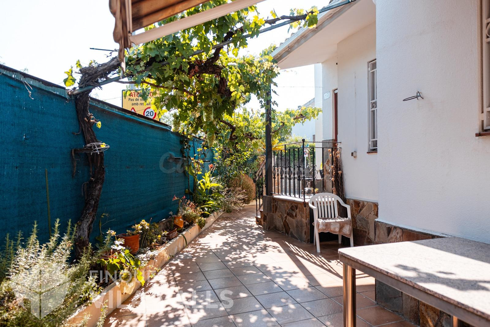 Casa adosada con patio, barbacoa y garaje para dos coches en - foto 2