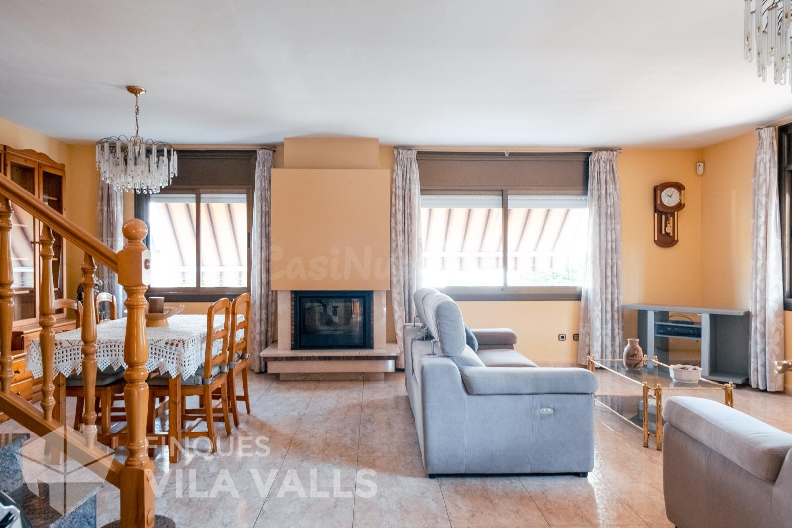 Casa adosada con patio, barbacoa y garaje para dos coches en - foto 3