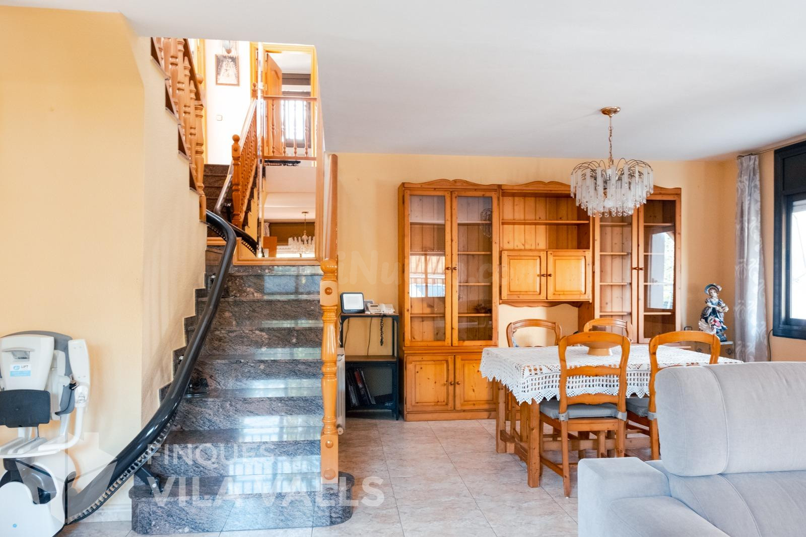Casa adosada con patio, barbacoa y garaje para dos coches en - foto 4