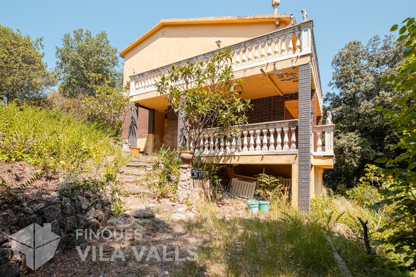 Casa con gran jardín en la naturaleza