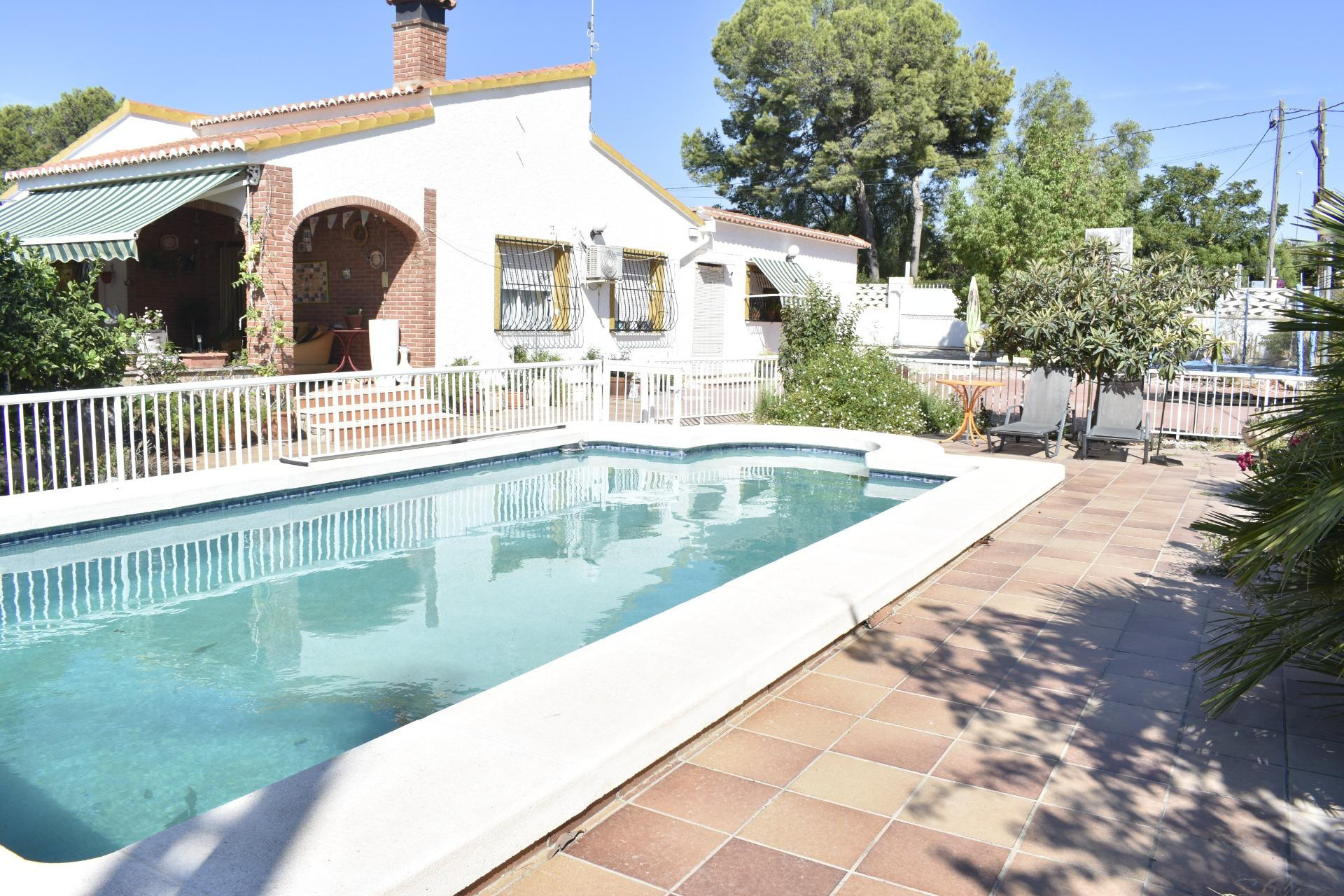 ¡¡¡ CHALET EN EXCELENTE UBICACIÓN, ESQUINADO Y TODO EN UNA SÓLA PLANTA !!!