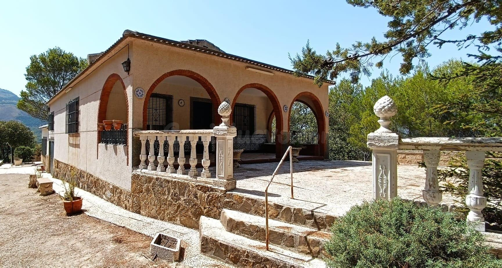 Amplio Chalet en Los Villares con Piscina y Gran Parcela