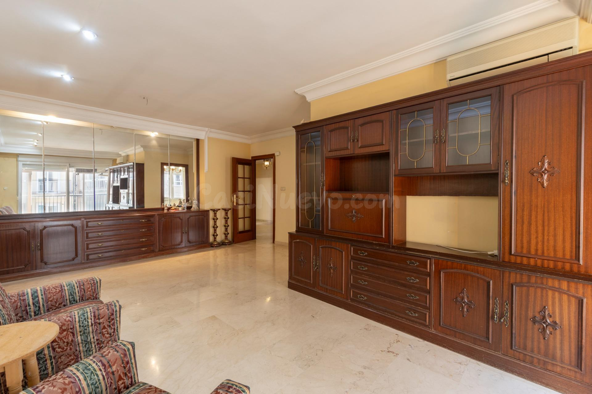 Piso en venta en pleno centro de Granada – Planta alta, garaje y gran potencial de reforma