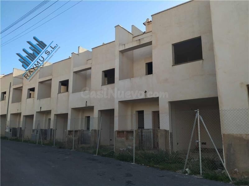 ️ Promoción de 29 adosados en Ugíjar (Granada) · Obra paralizada · Con zona común y piscina