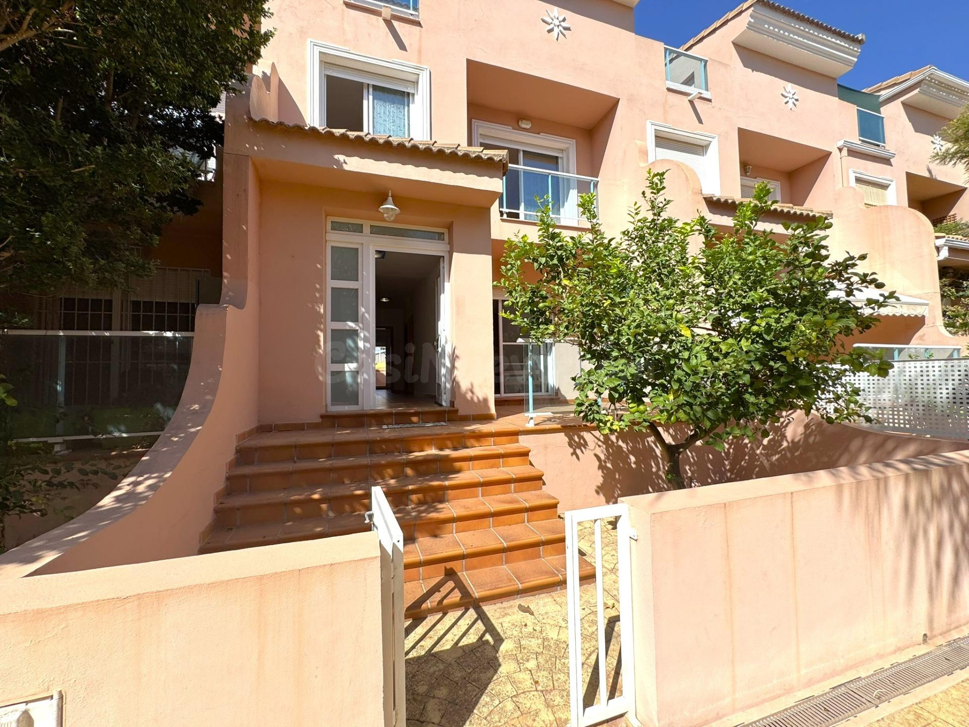 CHALET ADOSADO A UN PASO DEL CASCO URBANO DE DENIA, AMPLIO, LUMINOSO Y CON GRAN GARAJE
