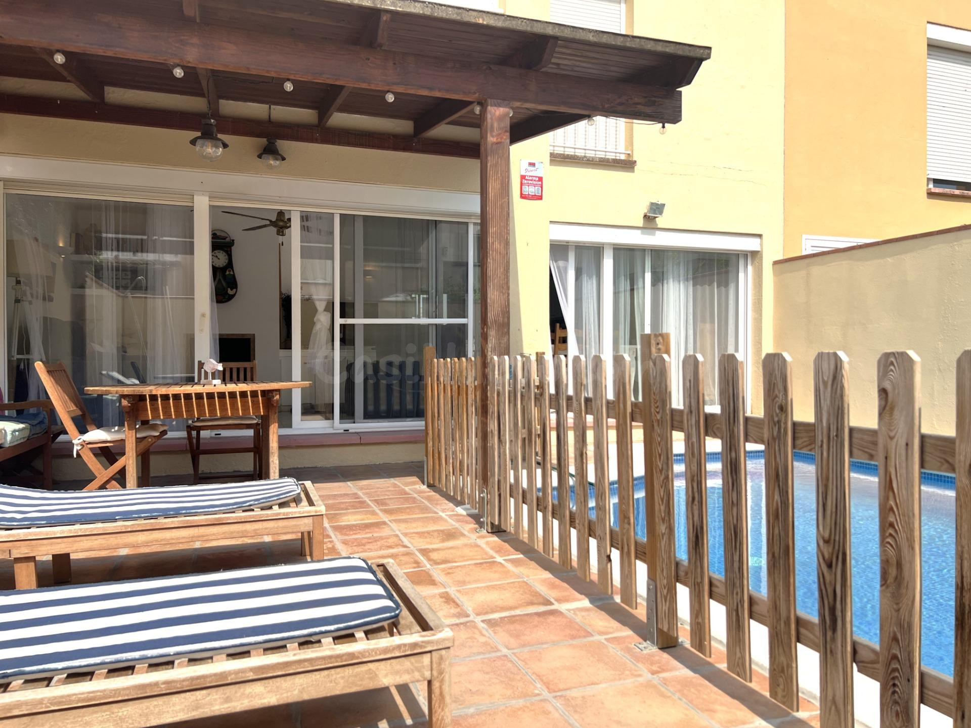 Casa adosada con piscina privada en Sant Pere Pescador, Alt Empordà.
