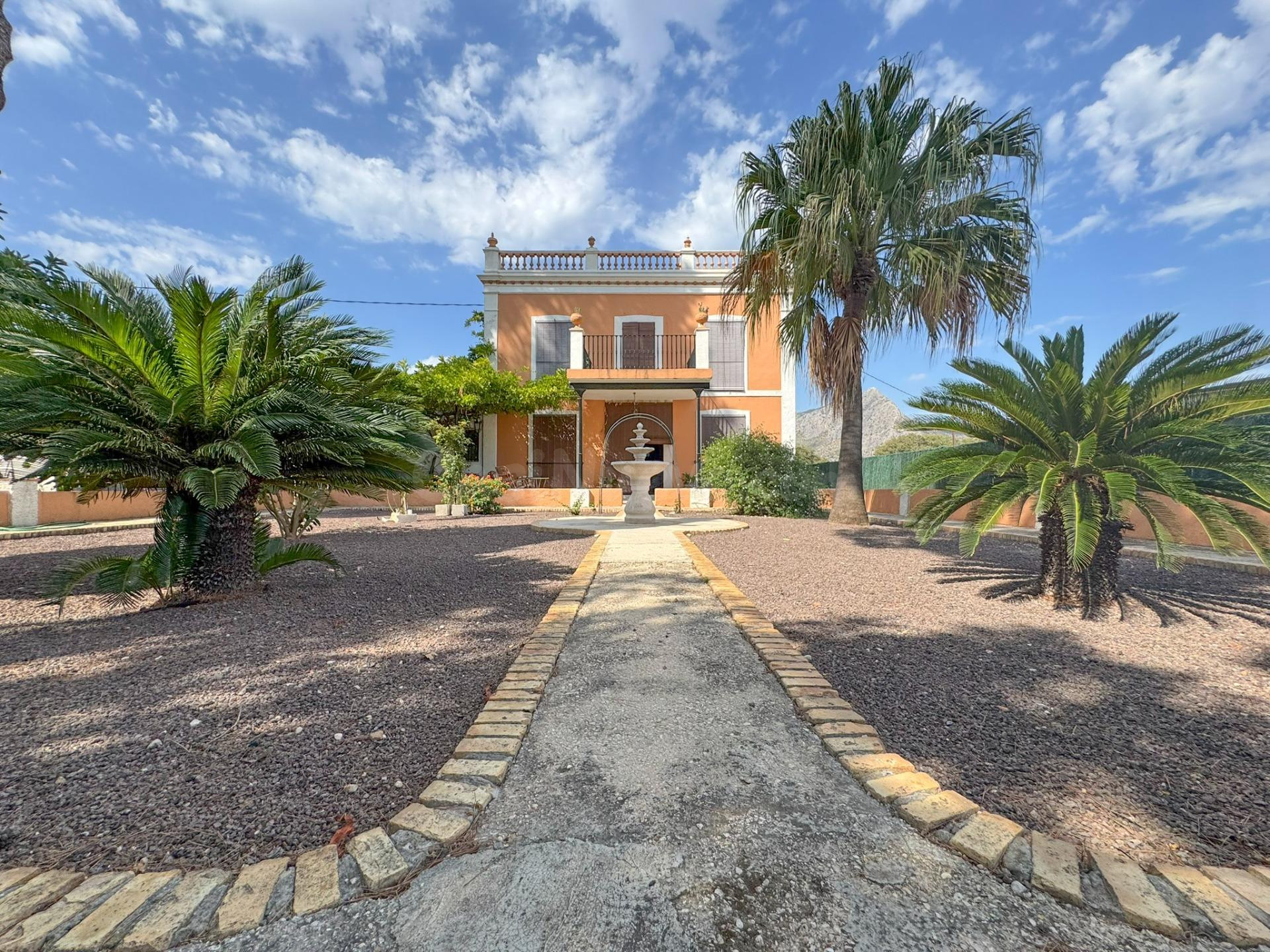 ALQUILER ANUAL DE VILLA SEÑORIAL CON GRAN PARCELA, PISCINA Y JARDINES EN ONDARA