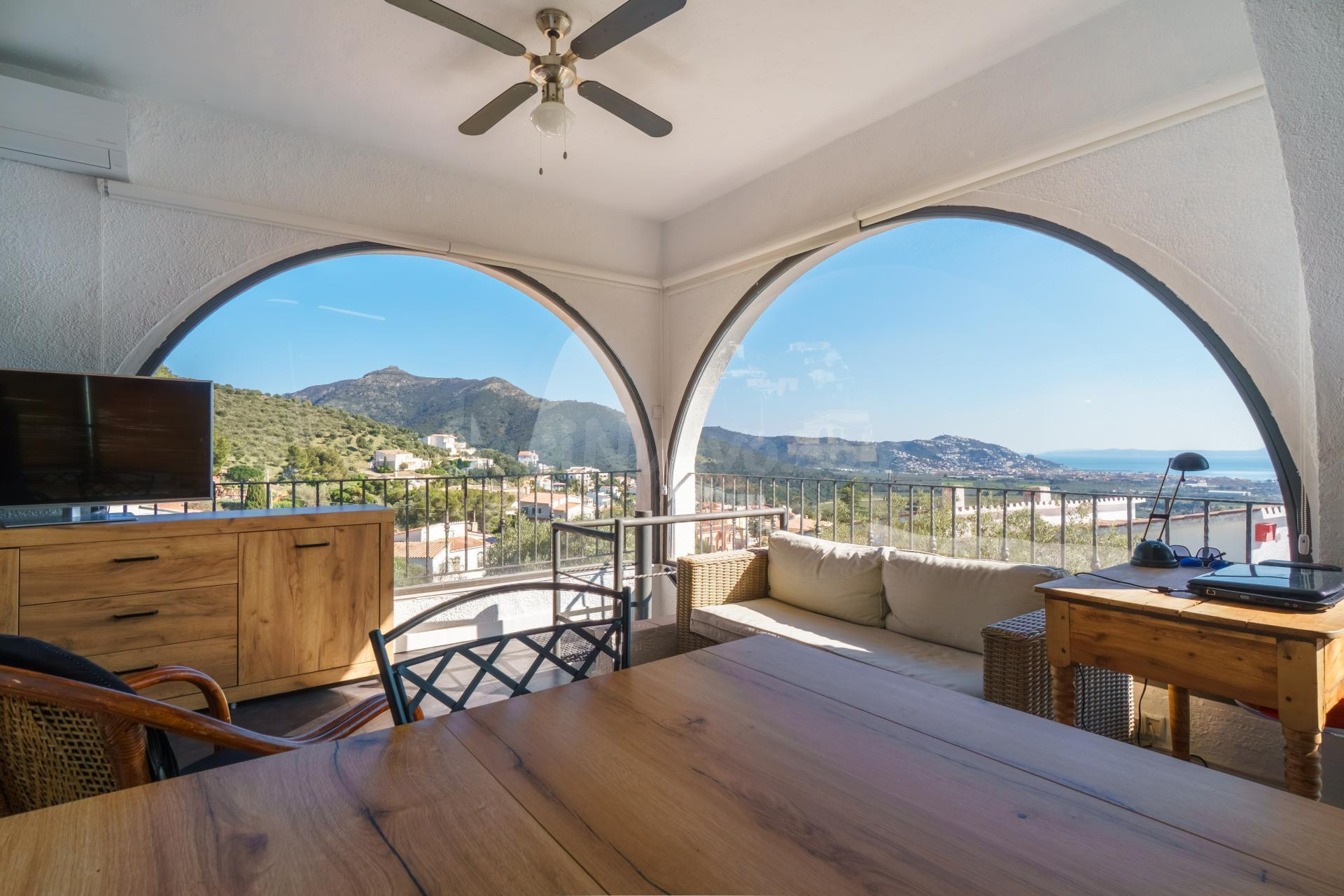 Villa con piscina, vistas al mar y apartamento independiente en Roses - Mas Fumats