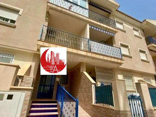 ¡Piso en venta de 3 dormitorios, piscina comunitaria y plaza de garaje en Los Alcázares!